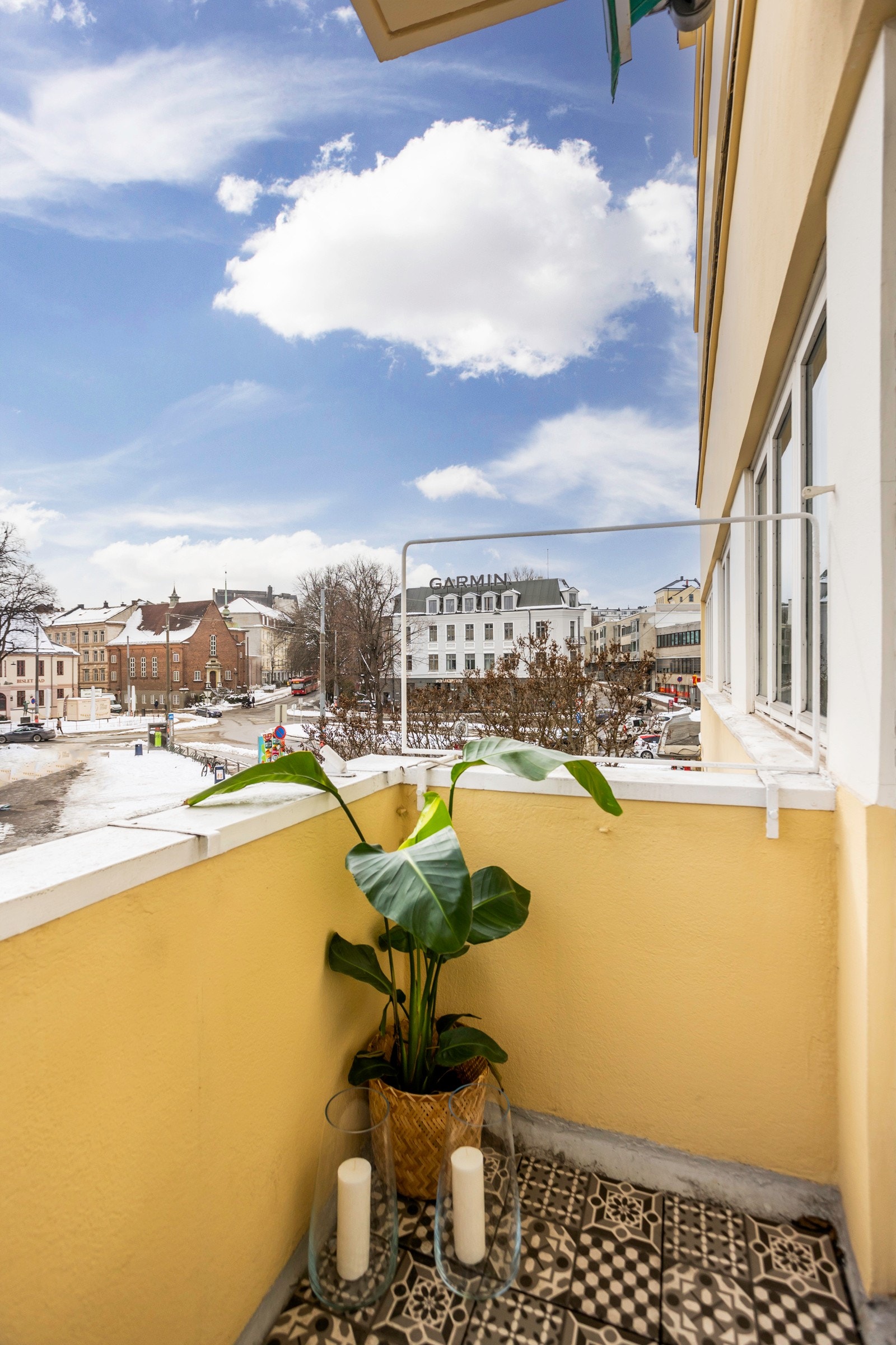 Balkongen er på ca. 2 kvm, har rekkverk i mur og fliser på gulv Galleribilde