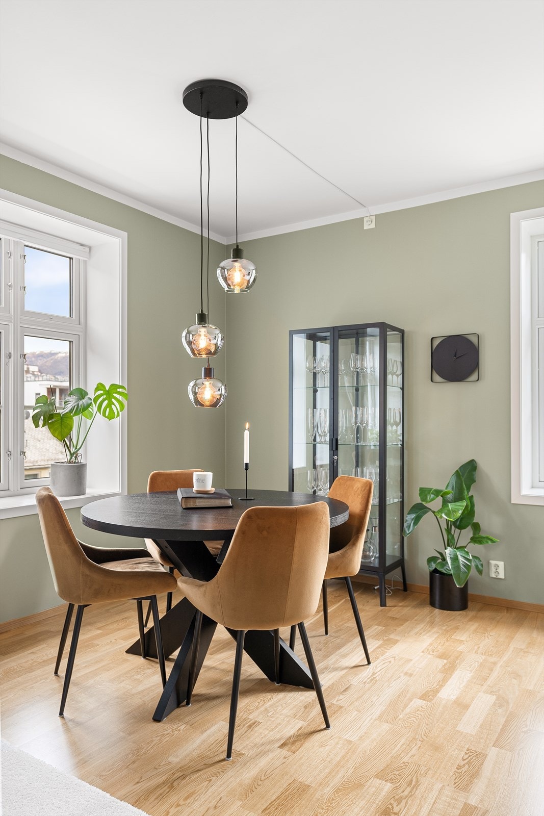 Det er rikelig med plass til et hyggelig spisebord. Galleribilde