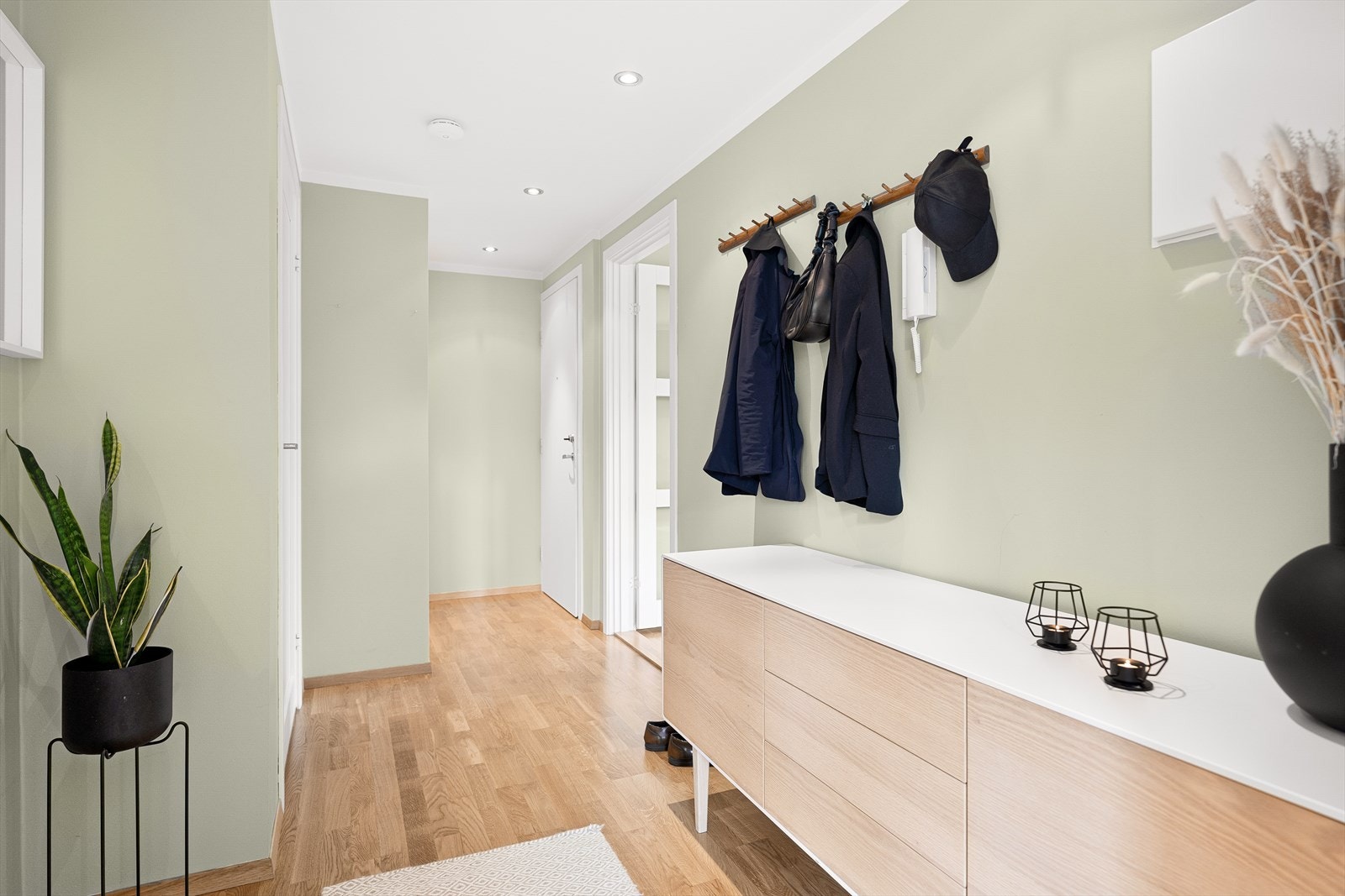 Du blir ønsket velkommen inn i en meget lys og romslig entré. Her er det god plass til å henge fra seg yttertøy og sko. Galleribilde