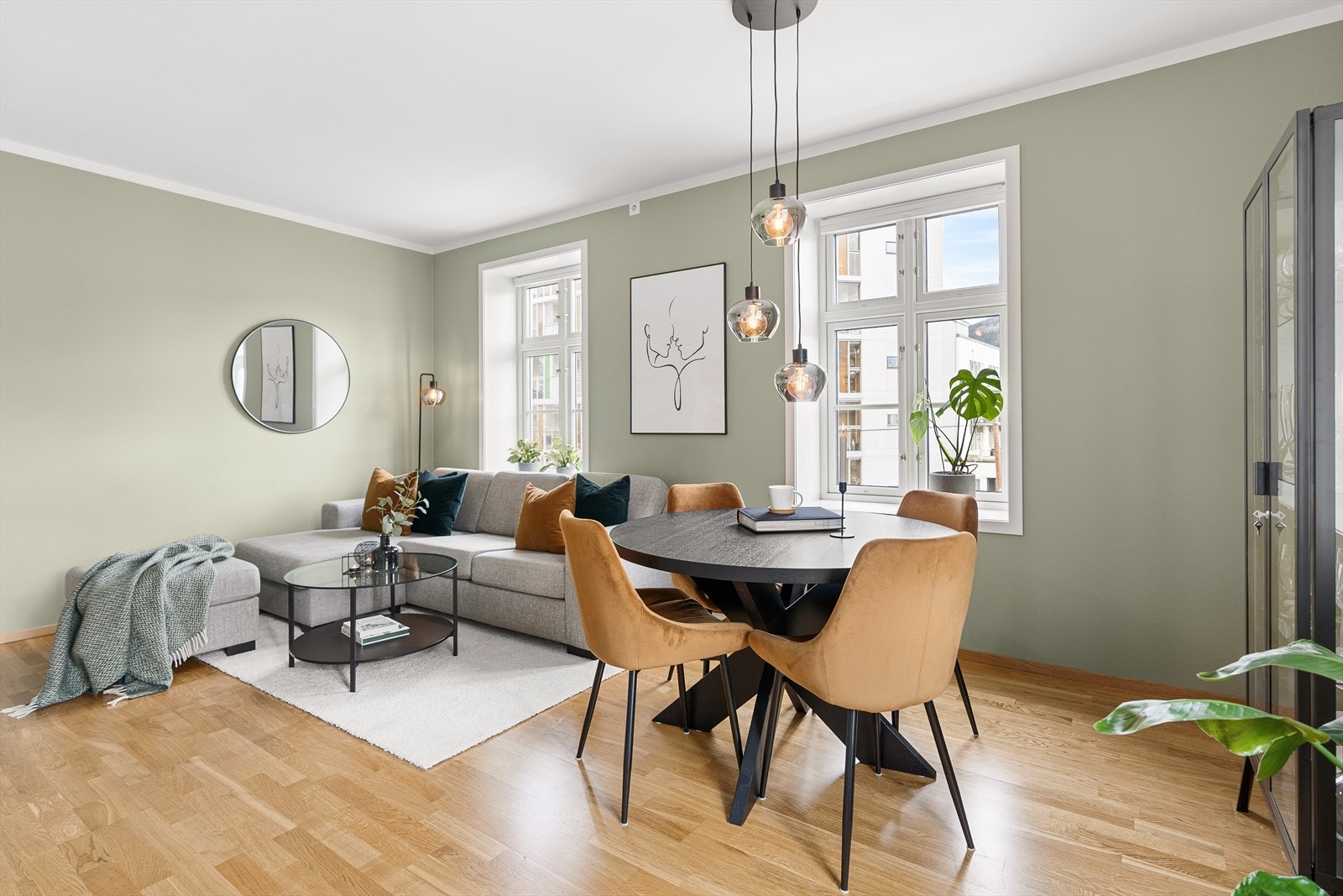 Stuen er lys og tidsriktig innredet. De store vindusflatene slipper inn generøse mengder med naturlig lys, som sammen med den gode takhøyden skaper en fin romfølelse. Galleribilde