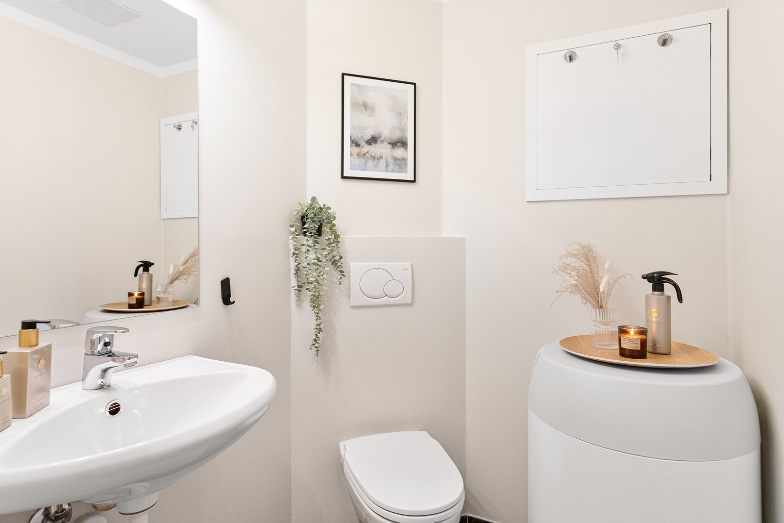 Leiligheten har også et separat toalettrom som er flott innredet med vegghengt toalett, samt vask med speil over. Galleribilde