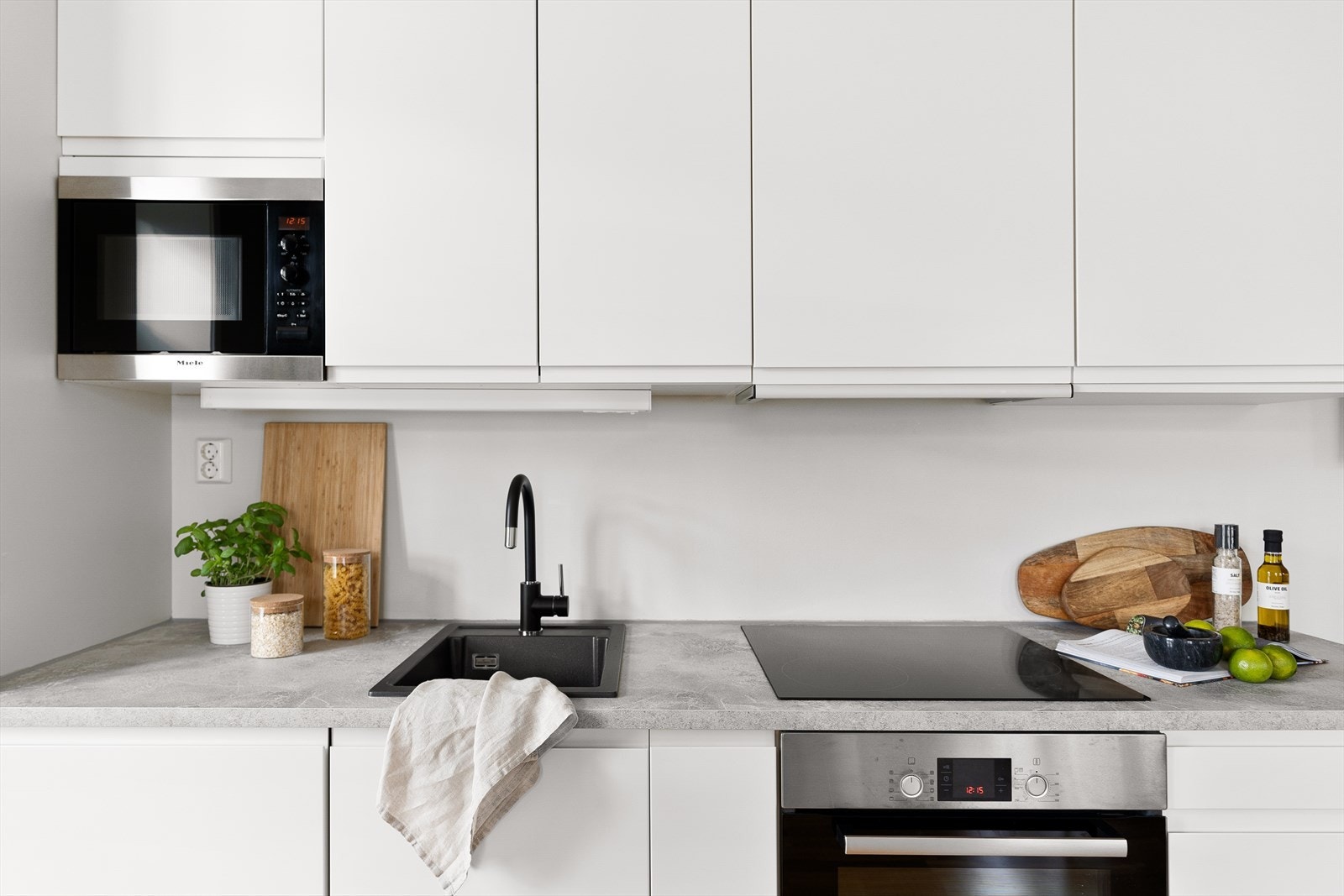 Det er godt med skap- og benkeplass. Galleribilde