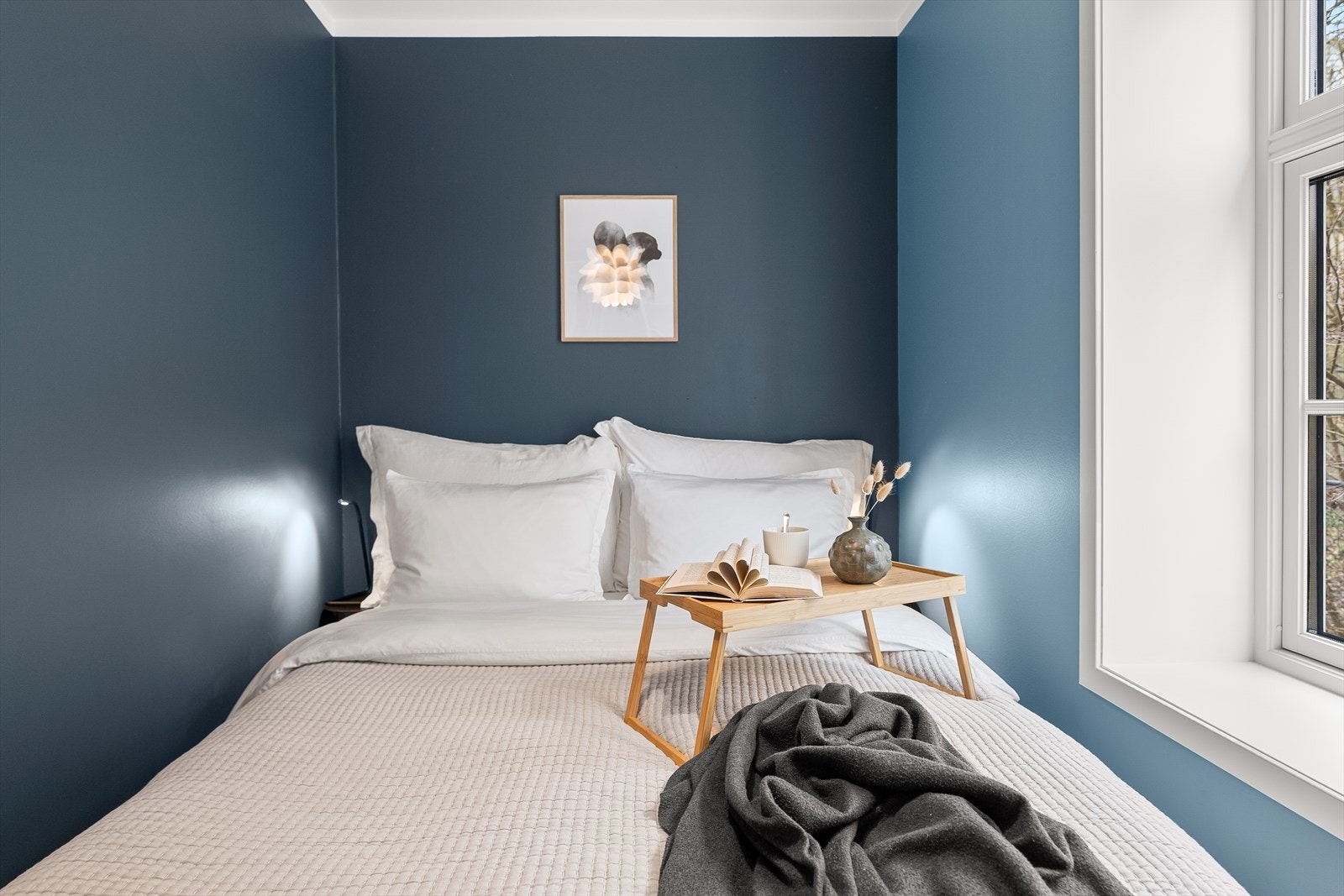 Hovedsoverommet er av god størrelse og har rikelig med plass til dobbeltseng i ønsket størrelse med tilhørende møblement. Galleribilde