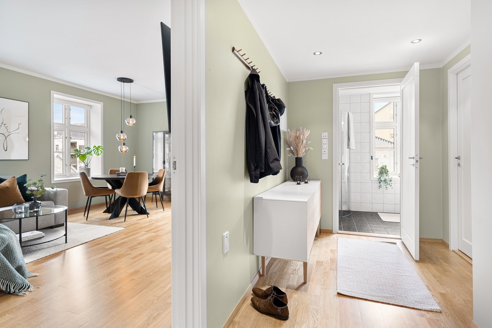 Det er lekker eikeparkett på gulv og vegger malt i behagelige farger, noe som strekker seg gjennom leiligheten. Galleribilde