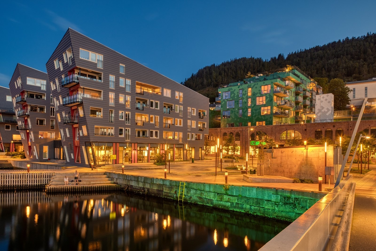 Det er gåavstand til sentrum fra leiligheten som har en perfekt nærhet til både fjord, fjell og byliv. Galleribilde