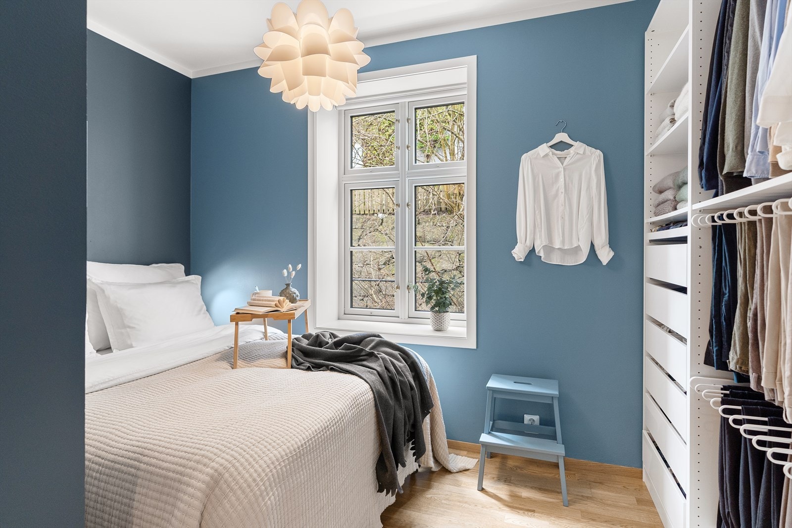 Her er det svært gode oppbevaringsmuligheter i praktisk garderobeløsning. Galleribilde