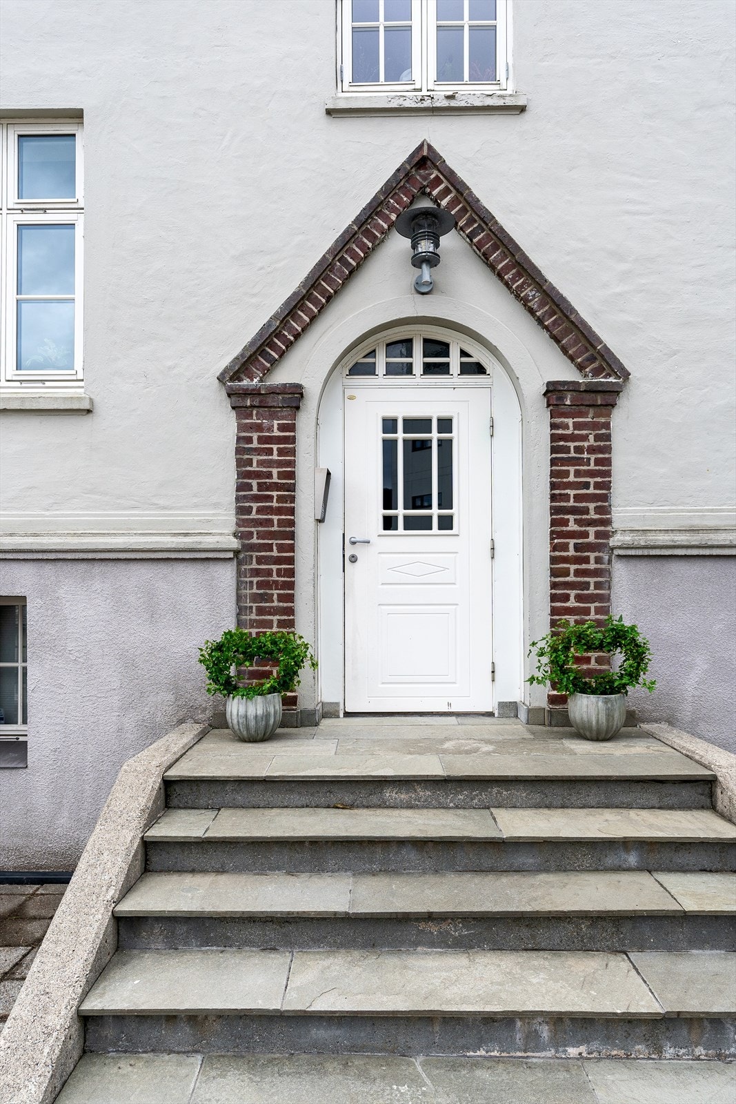 Bygget byr også på en meget pent opparbeidet inngangsparti til felles trappegang.
Velkommen til en hyggelig visning! Galleribilde