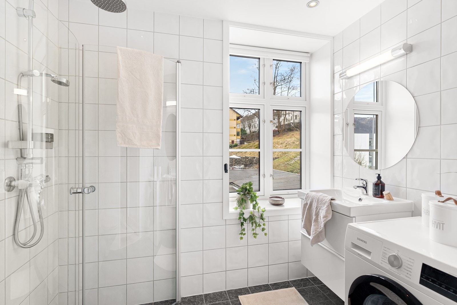 Det er behagelige varmekabler i gulv, samt opplegg for vaskemaskin. Galleribilde