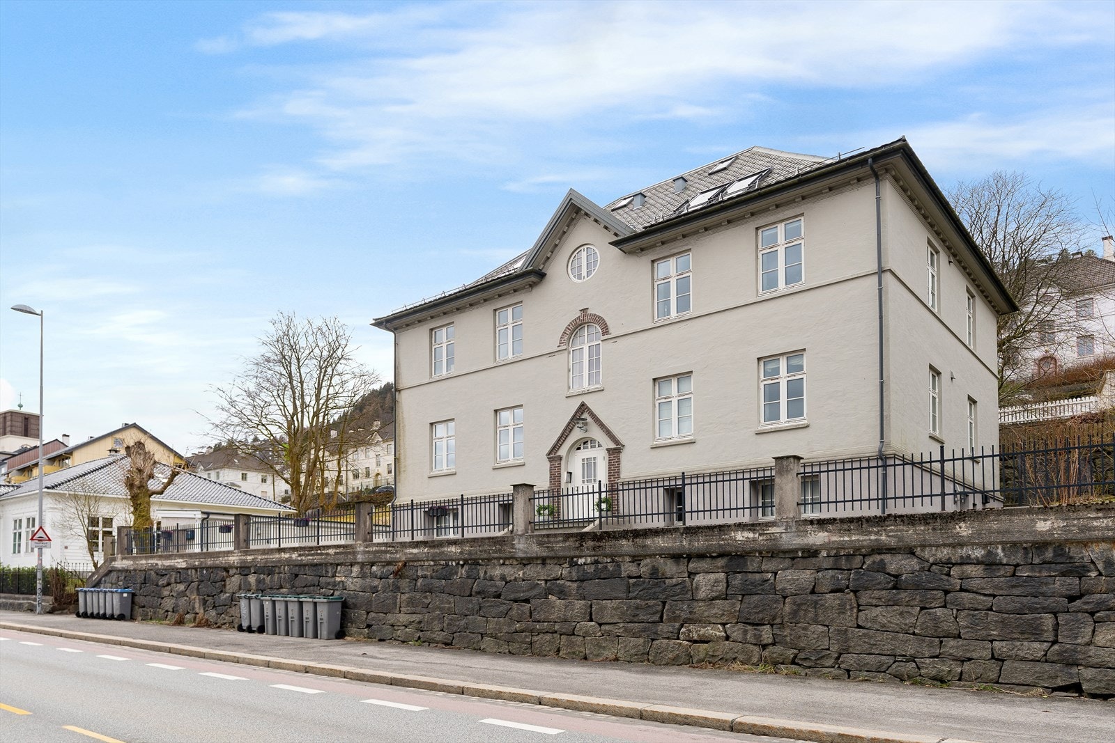 Leiligheten har en meget attraktiv beliggenhet i et lite og meget hyggelig sameie. Her har man nærhet til alt man måtte trenge i hverdagen. Galleribilde