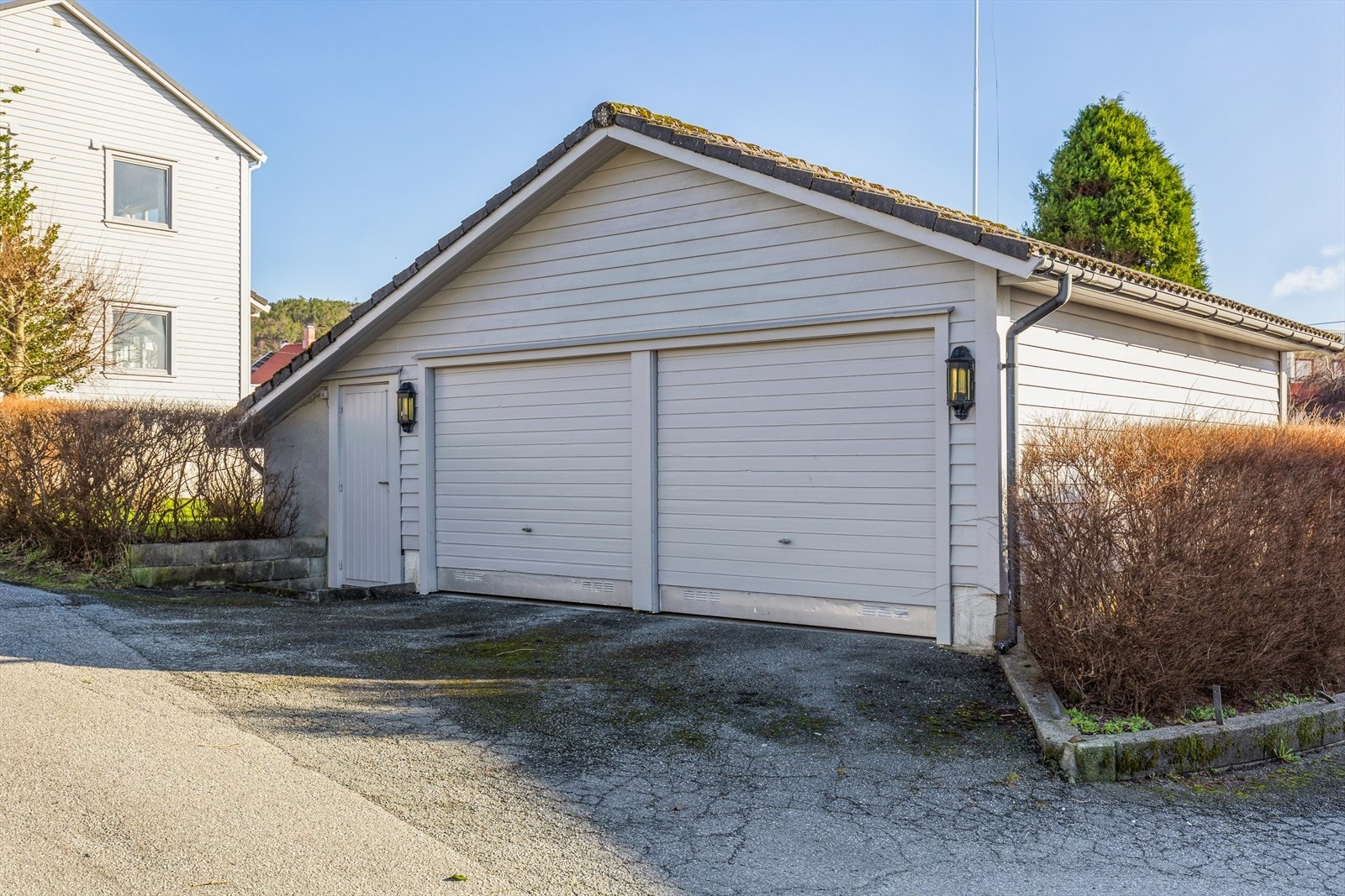 - Dobbel garasje med bod (tilbygg). Fra boden er det utgang til den flotte hagen - Galleribilde