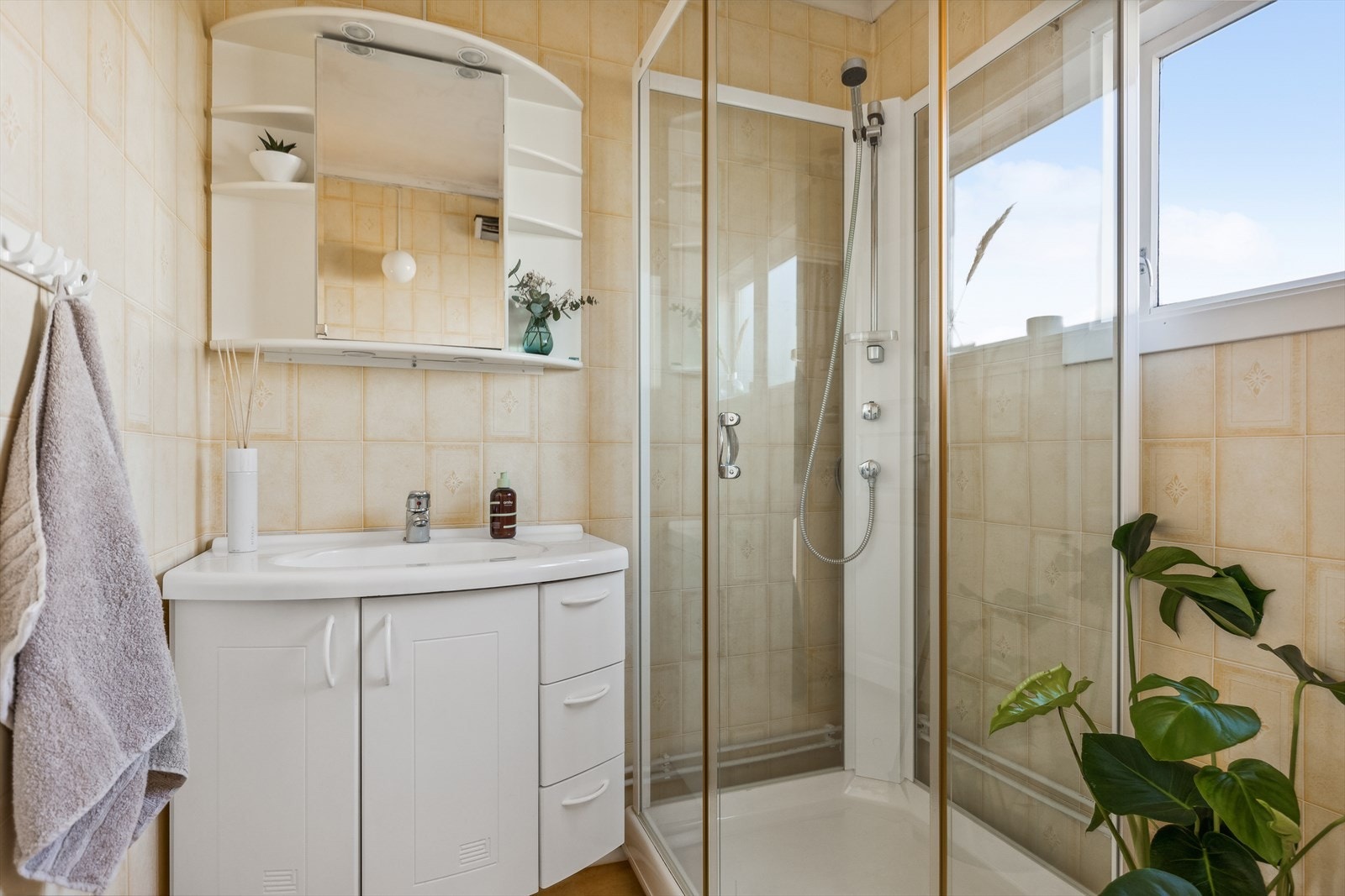 - Bad med veggoverflater av våtromsbelegg, malte slette flater i taket og gulvoverflate av vinylbelegg. Rommet har innredning med nedfelt servant, gulvstående toalett og dusjkabinett. Det er naturlig ventilering via veggventil - Galleribilde