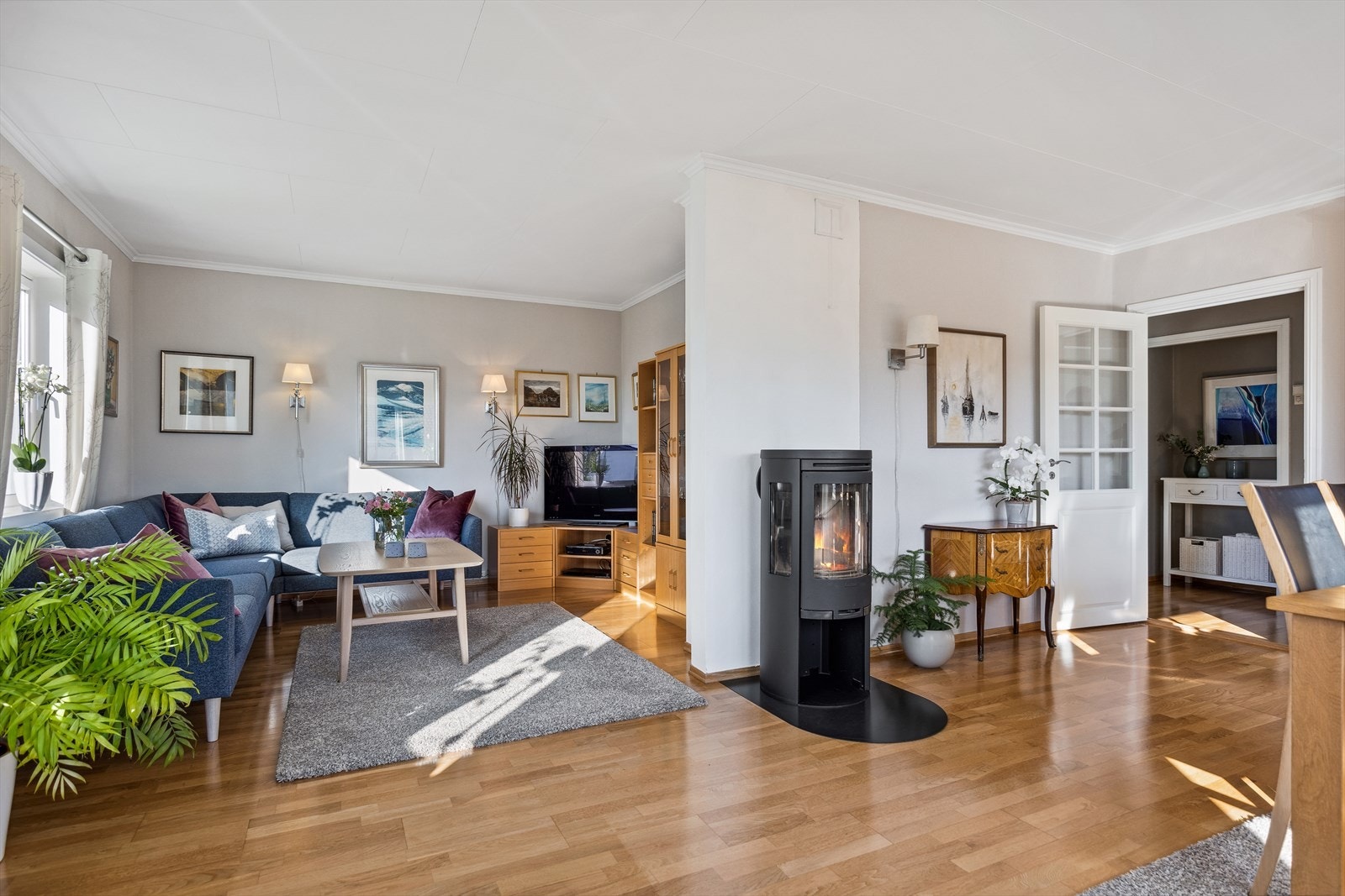 - Pen stue som er lys og trivelig, et rom for avkobling og hygge! Gode innredningsmuligheter til sofagruppe og tv-møblement - Galleribilde