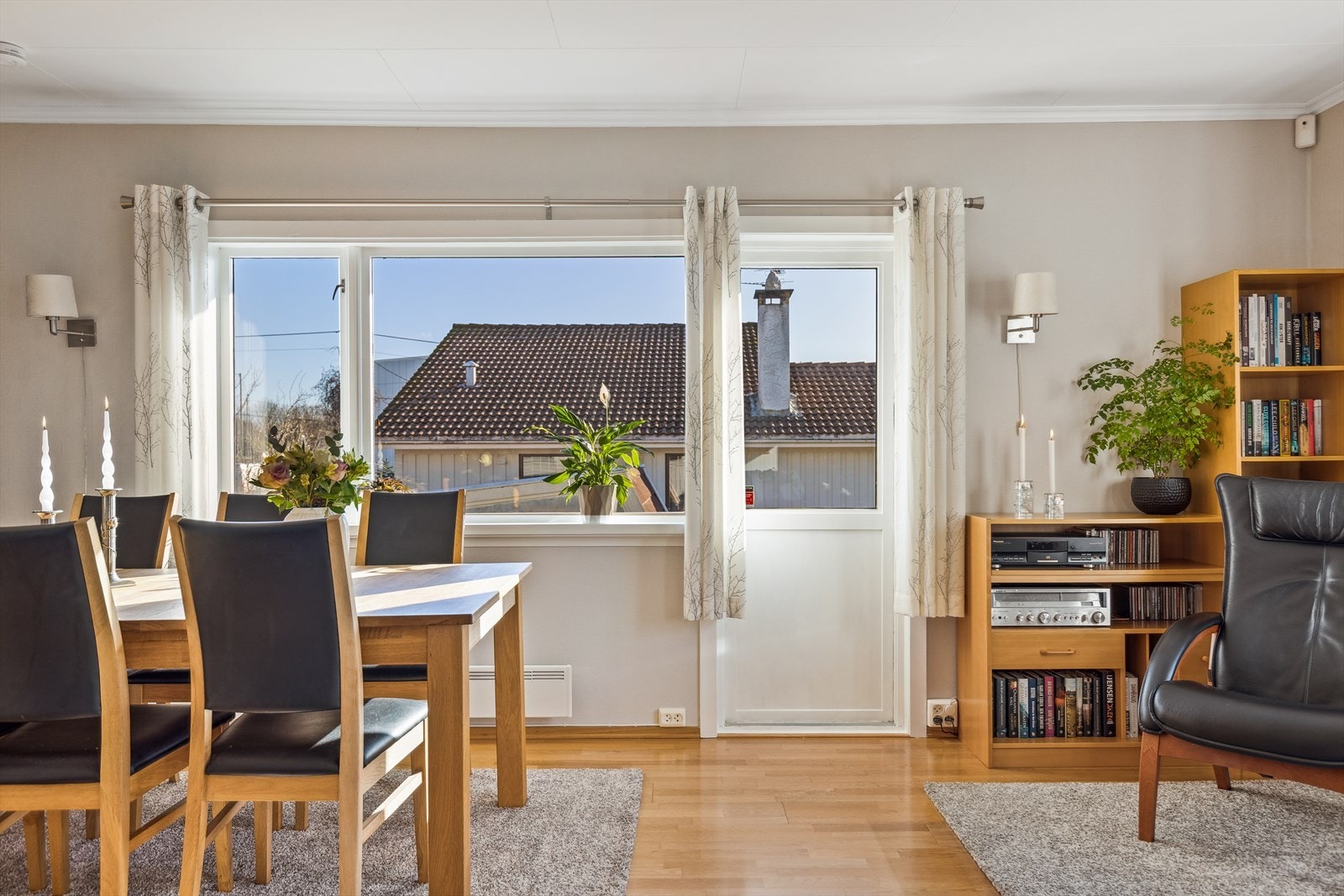 - Fra stuen/spisestuen er det utgang til liten veranda med trapp ned til uteområde - Galleribilde