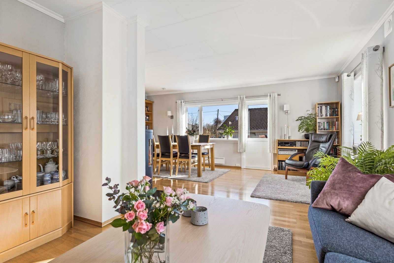 - Stuen har en fin utforming med god plass til spisegruppe i tillegg - Galleribilde