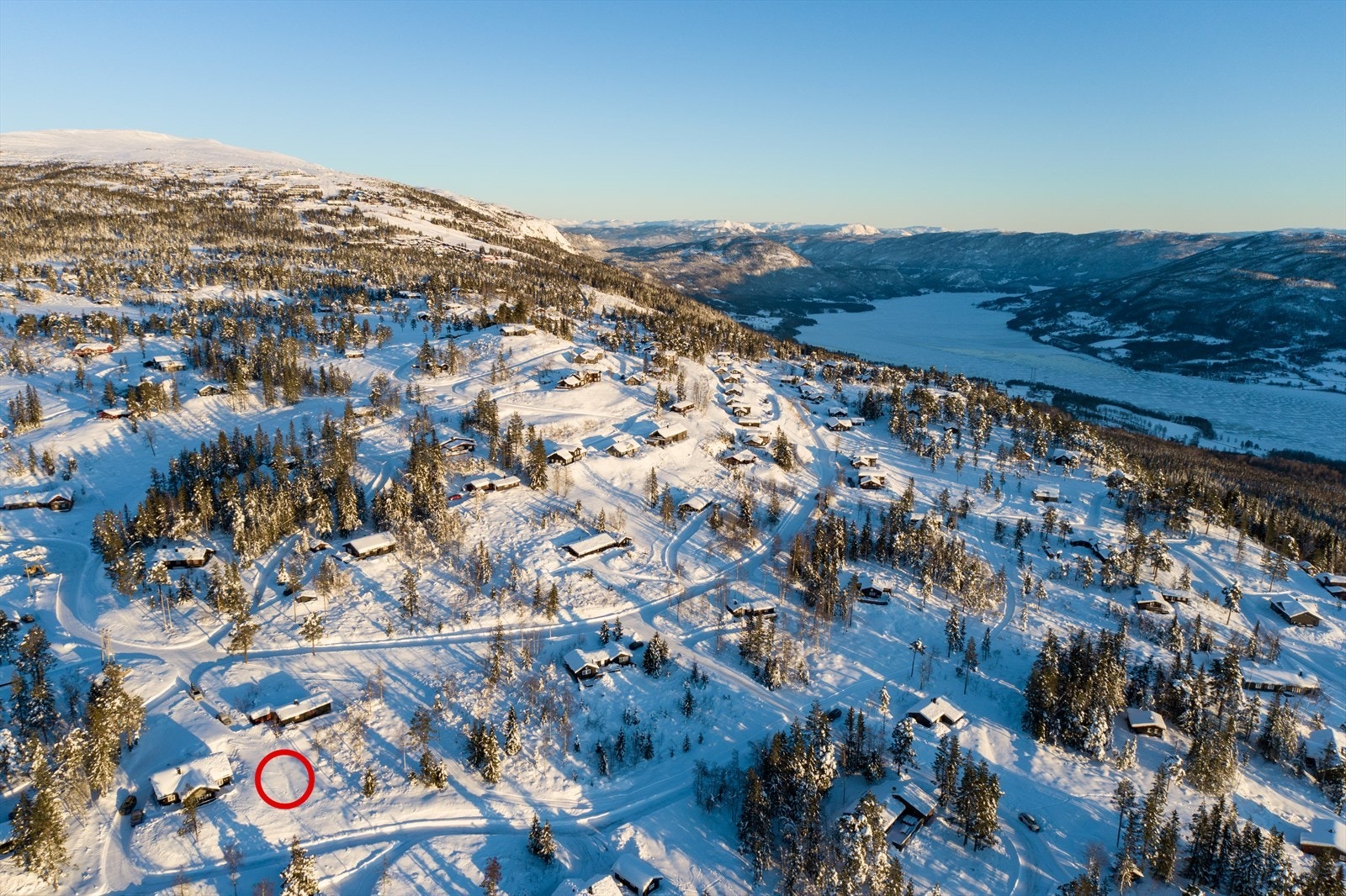 Kort vei til Norefjell skisenter. Området byr på en rekke rekreasjonsmuligheter som flotte turstier, preparerte langrennsløyper og Norefjell alpinbakke. Galleribilde