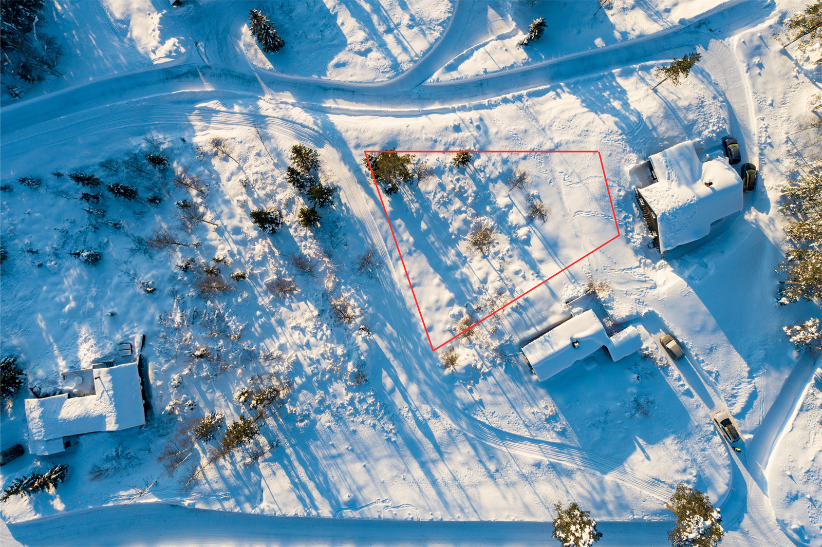 Skissert grense for begge tomtene som er til salgs. Denne skissen er ikke nøyaktig og er kun til illustrativ formål. Galleribilde