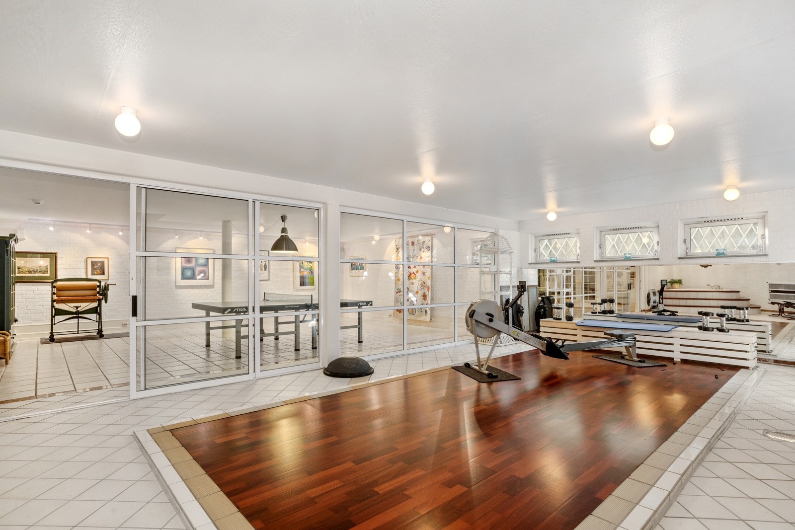 Stor del for hobbyrom (klargjort for svømmebasseng) og trimrom i u-etg. Galleribilde