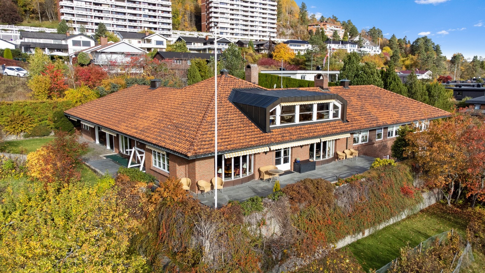 Unik eiendom med flott og solrik beliggenhet på Strøtvet. Galleribilde