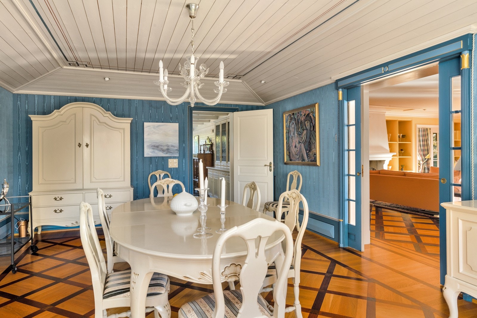 Flott spisestue med nydelige gulv og flott sliketapet på veggene. Legg merke til den flotte himlingen. Galleribilde