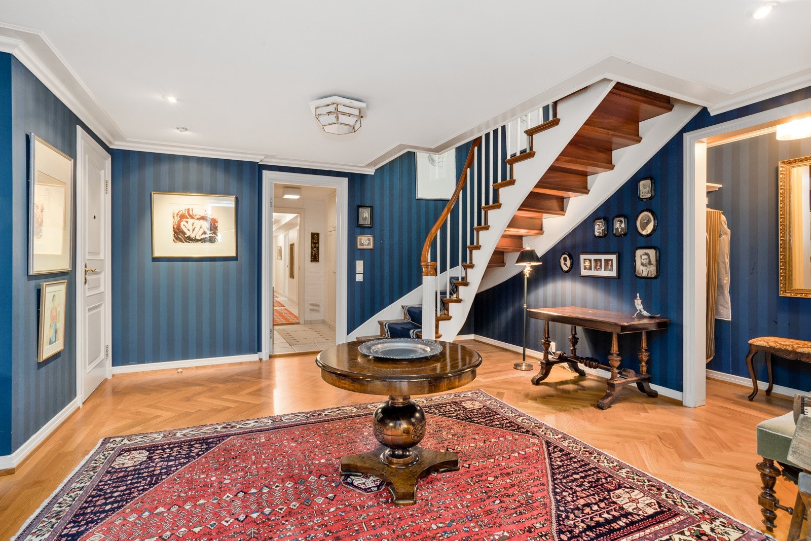 Hall i underetasjen. Galleribilde