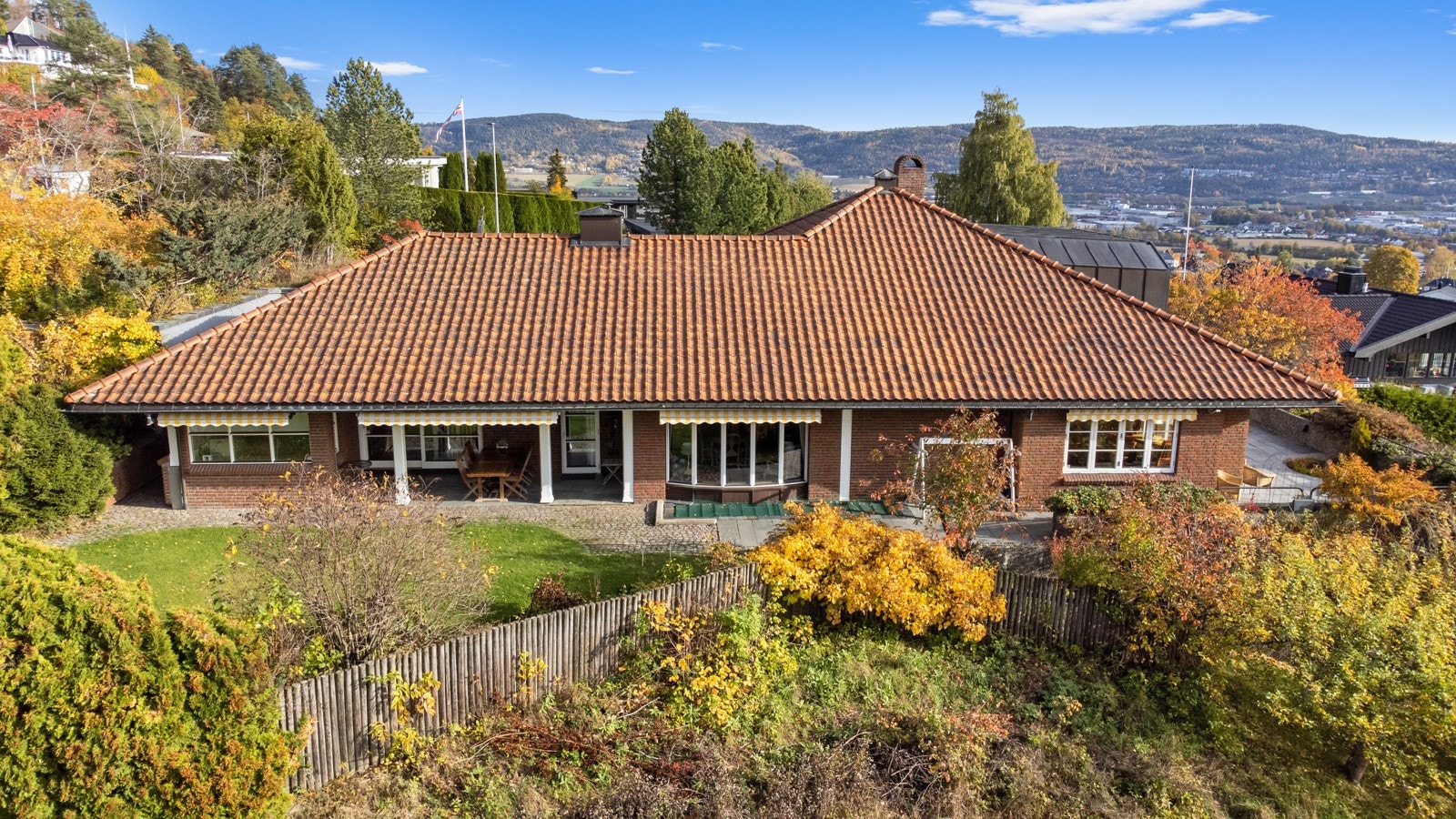 Her ser man den vestvendte delen av den store terrassen. Galleribilde