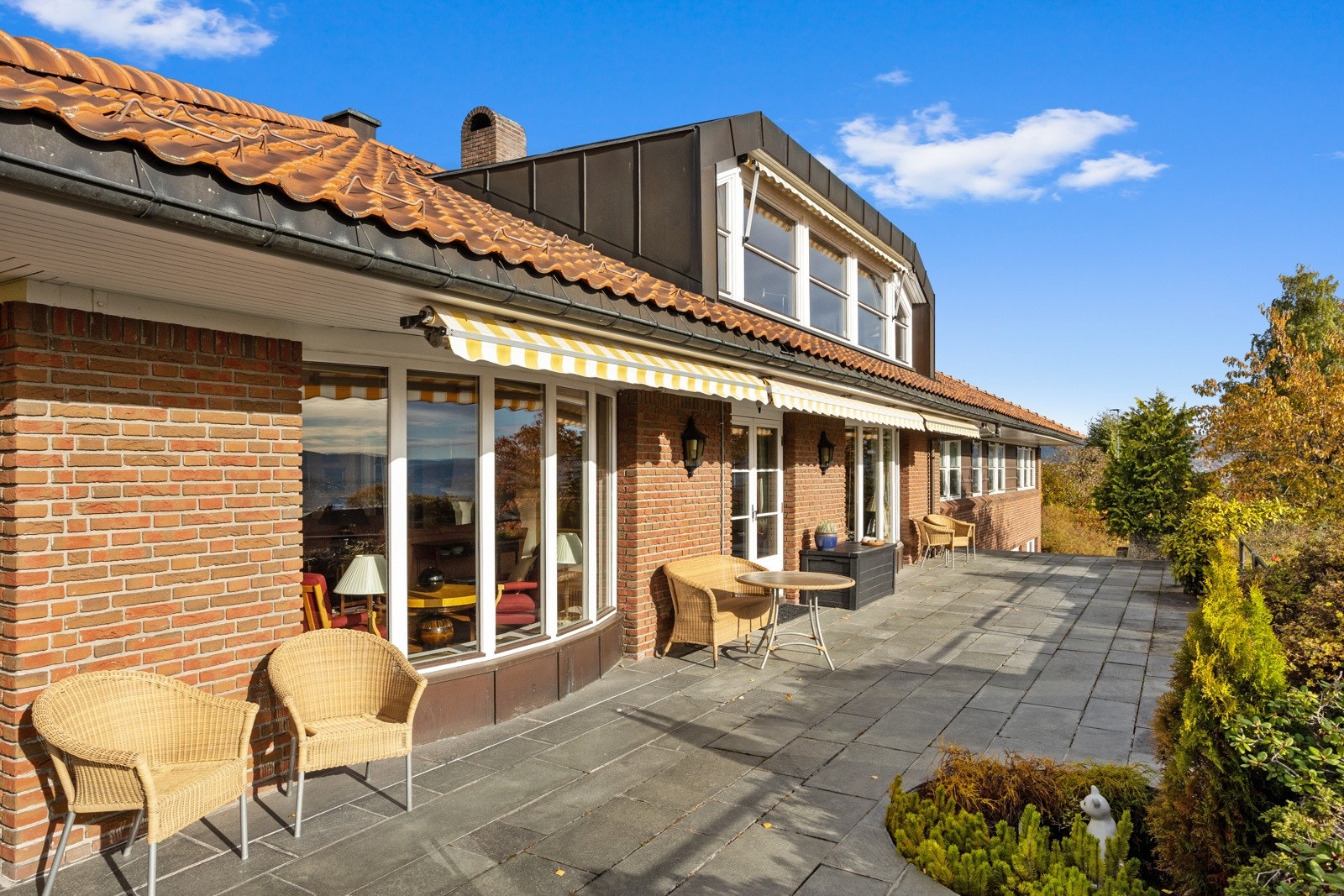 Store terrasser på to av sidene - her med utsikt mot fjorden og byen. Galleribilde