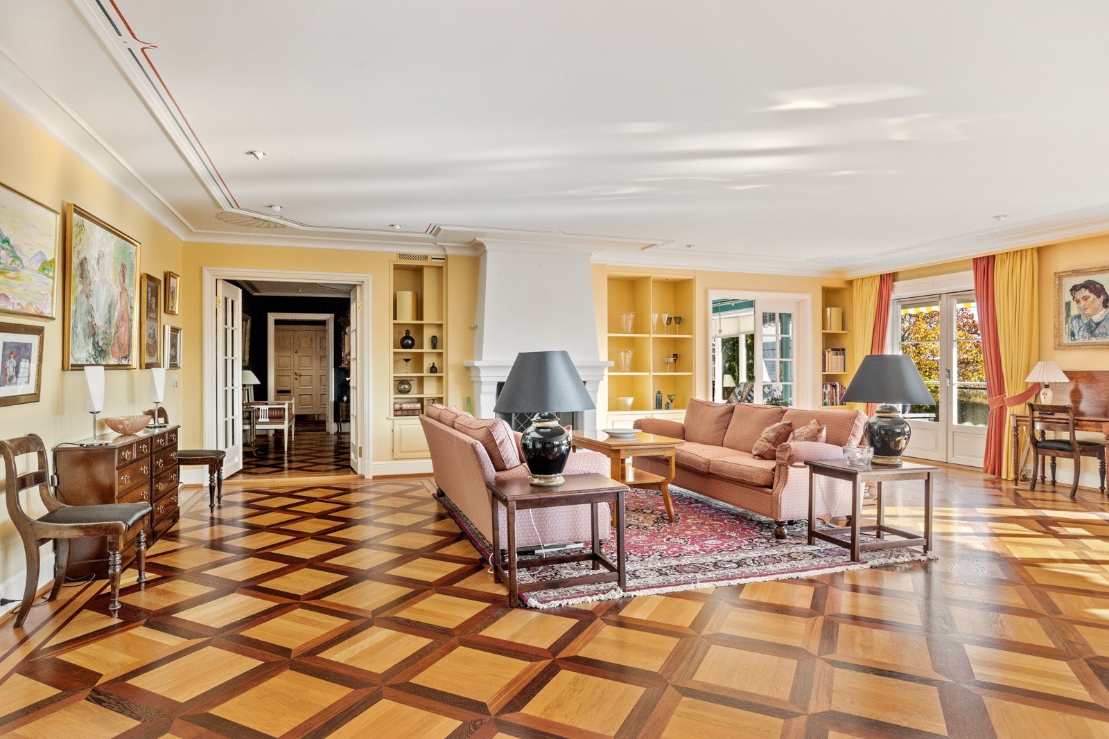 Lekker stue med påkostet gulv og peis. Galleribilde