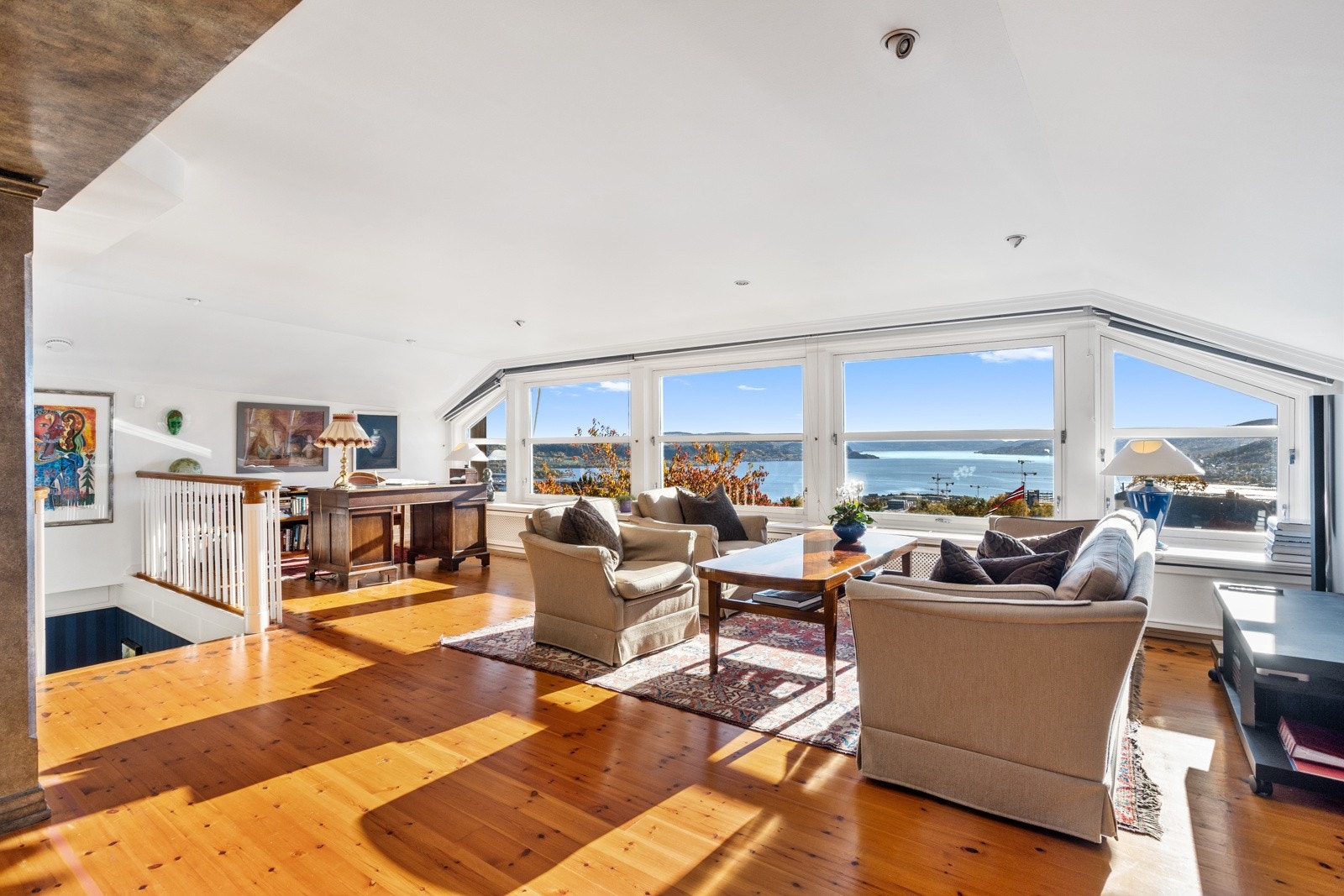 I 2.etg. finner vi en stor stue med fantastisk fjordutsikt. Galleribilde