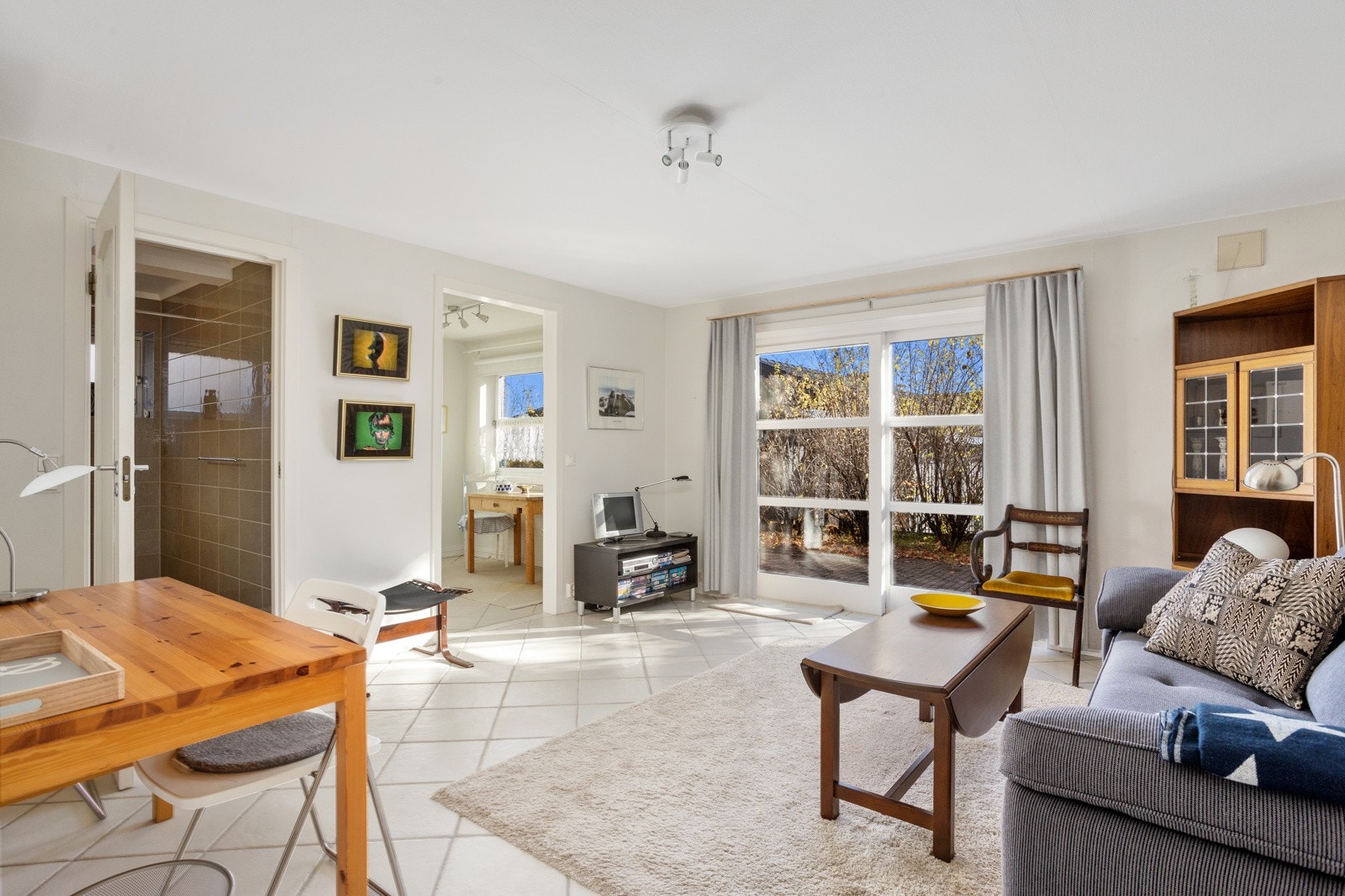 Stue i tilknytning til bad og soverom i u-etg. Kan brukes som praktikantdel. Galleribilde