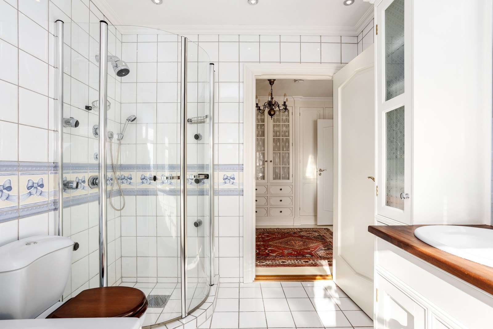 Bad m/servant, wc, badekar og dusj i 1.etg. Galleribilde