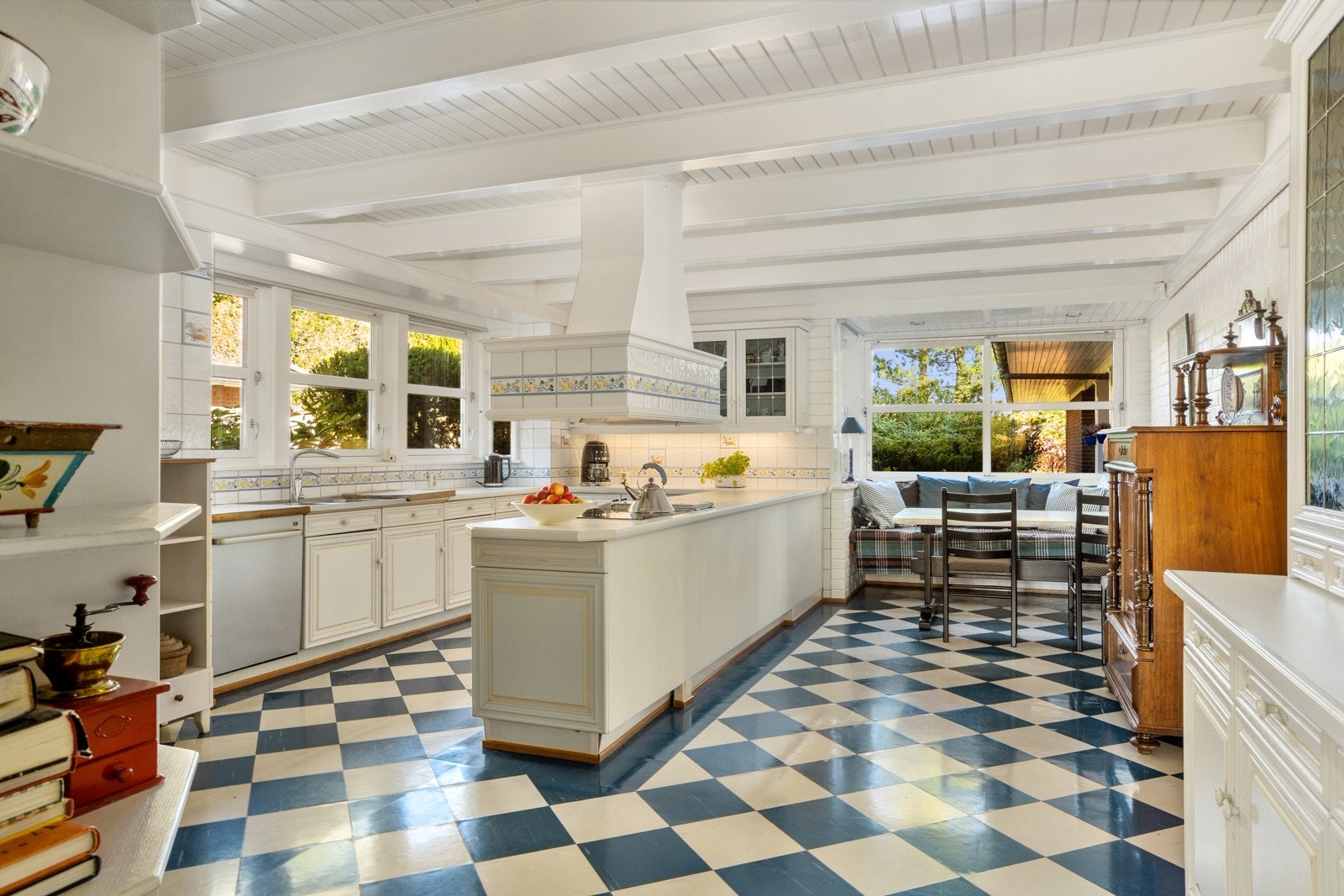 Særdeles romslig kjøkken med god spiseplass og vinduer ut mot gårdsplassen. Galleribilde