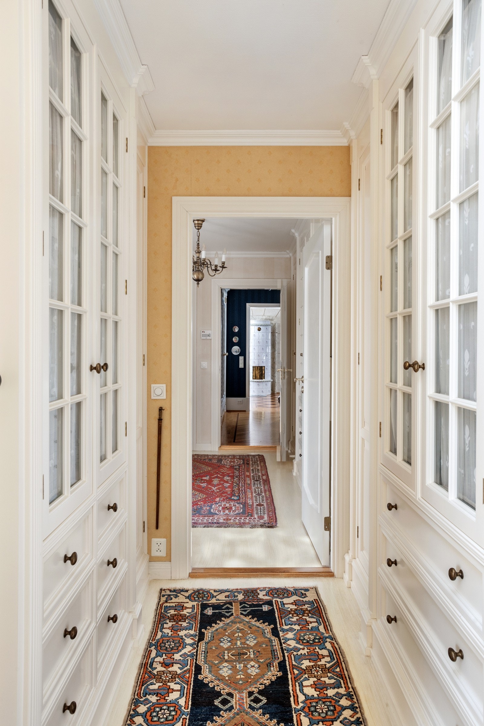 Flott soveromsgang med plassbygde skap på begge sider. Galleribilde