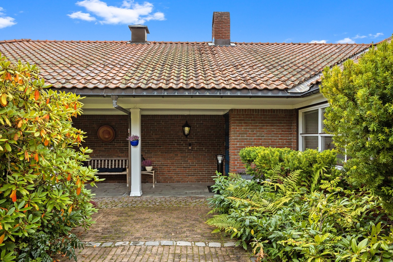 Fra det skjermede inngangspartiet - stenlagt og med overbygg. Galleribilde