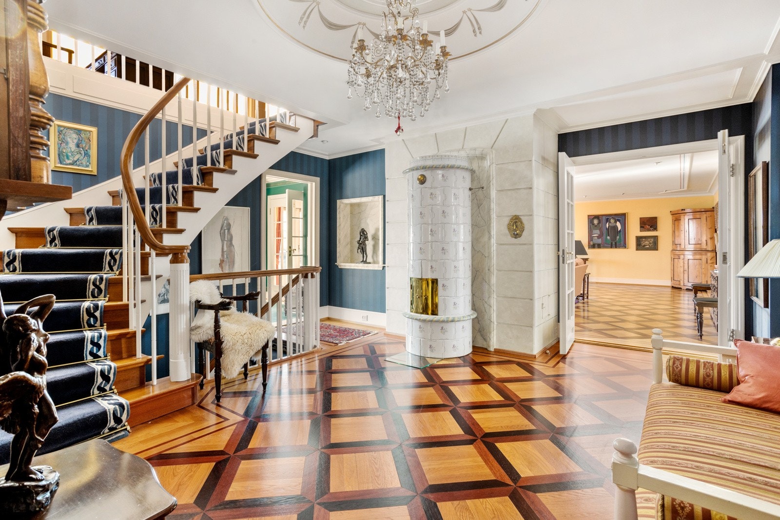 Storslått hall med lekkert gulv og en meget flott kakkelovn. Legg merke til utsmykning i himlingen. Galleribilde