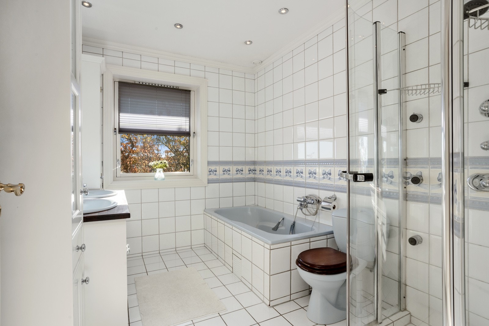 Bad m/servant, wc, badekar og dusj i 1.etg. Galleribilde