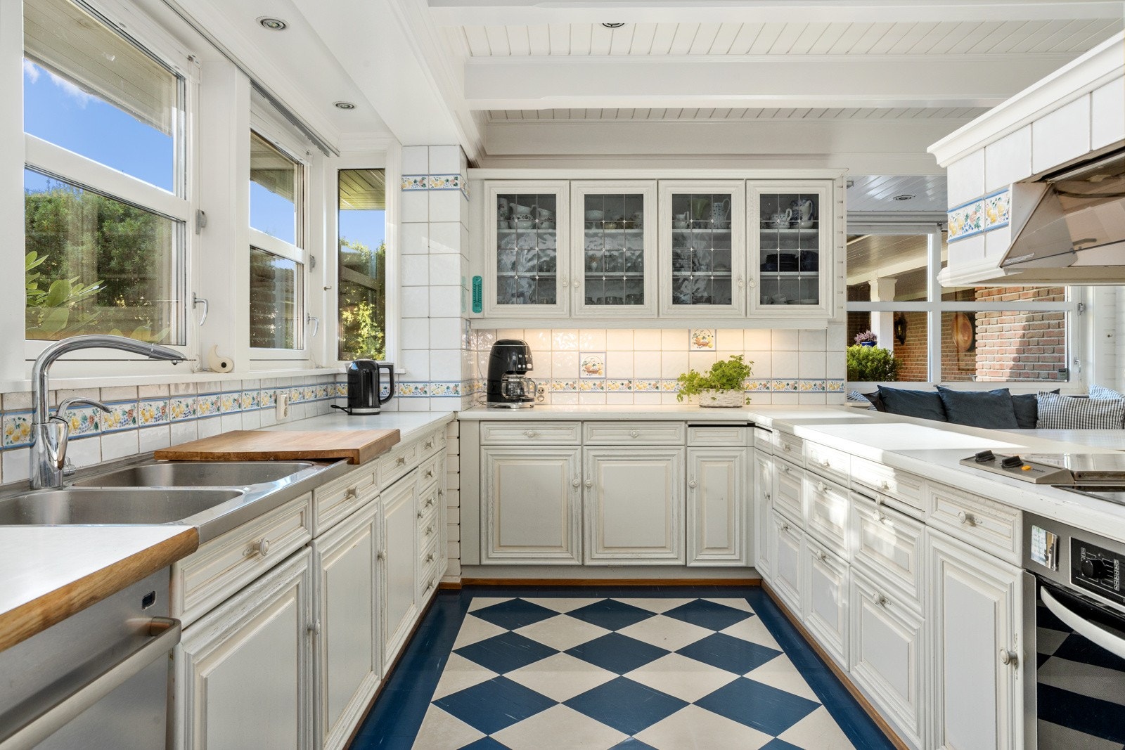 Særdeles romslig kjøkken med god spiseplass og vinduer ut mot gårdsplassen. Galleribilde