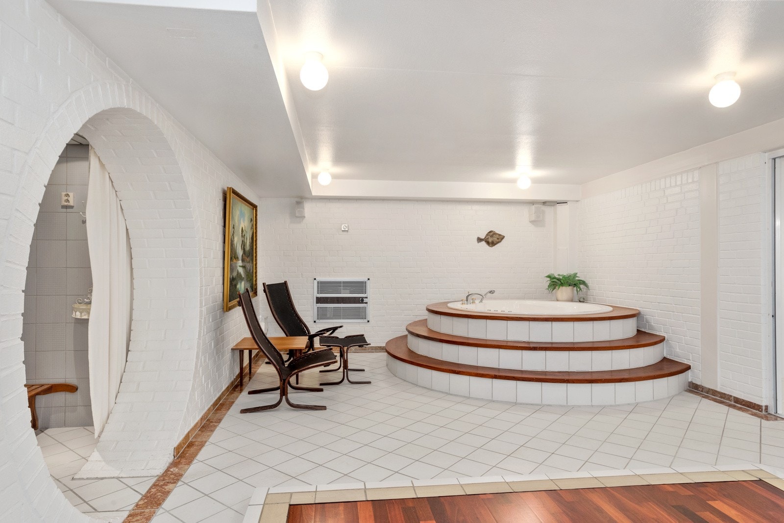 I u-etg. finner man et flott boblekar i tilknytning til hobbyrom/treningsrom. Her er det klargjort for svømmebasseng. Galleribilde