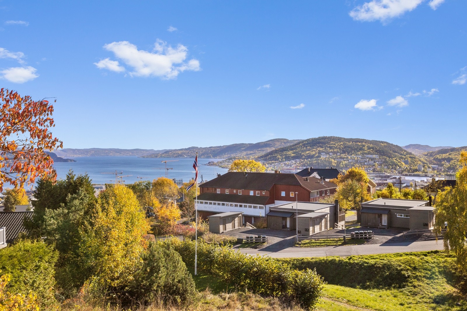 Nydelig utsikt mot fjorden og byen. Galleribilde