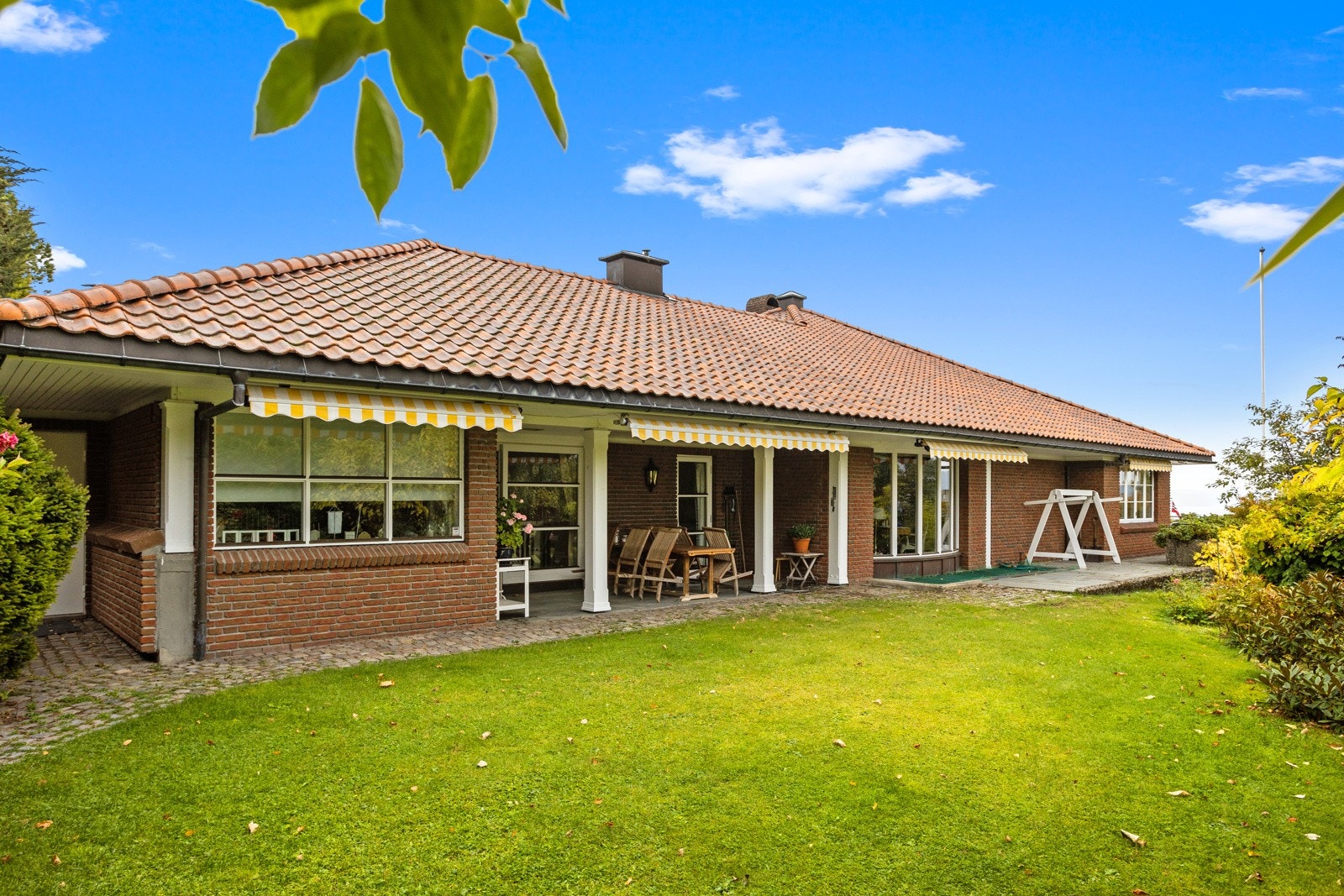 Vestvendt terrasse og hage. Usjenert beliggenhet. Galleribilde