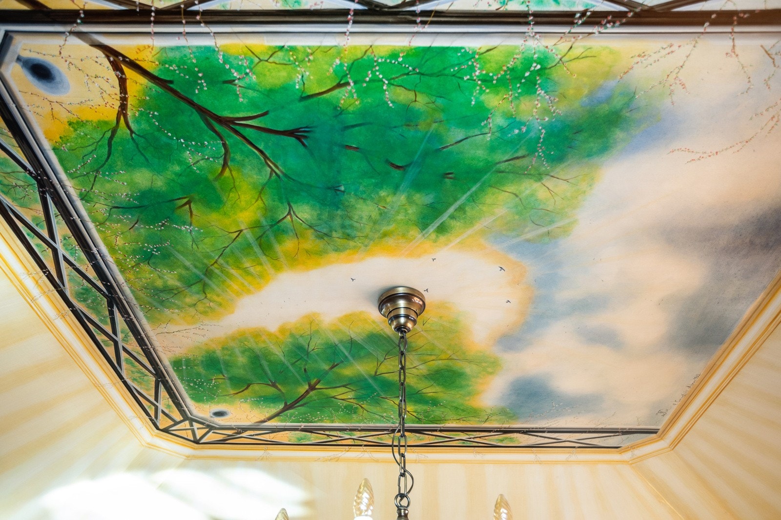 Nydelig og unik utsmykket himling i stuen. Galleribilde