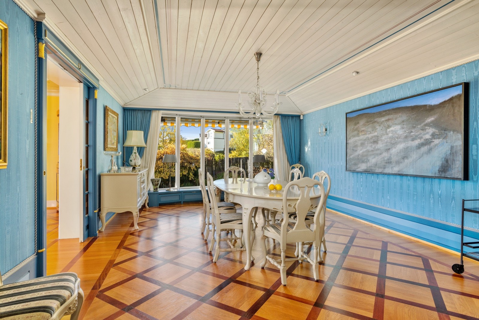 Flott spisestue med nydelige gulv og flott sliketapet på veggene. Galleribilde