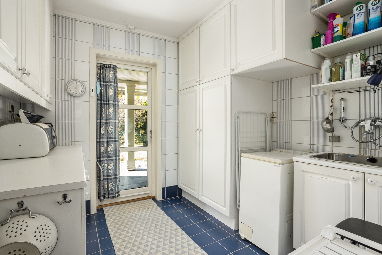 Vaskerom i 1.etg. med utgang til terrasse og hage. Galleribilde