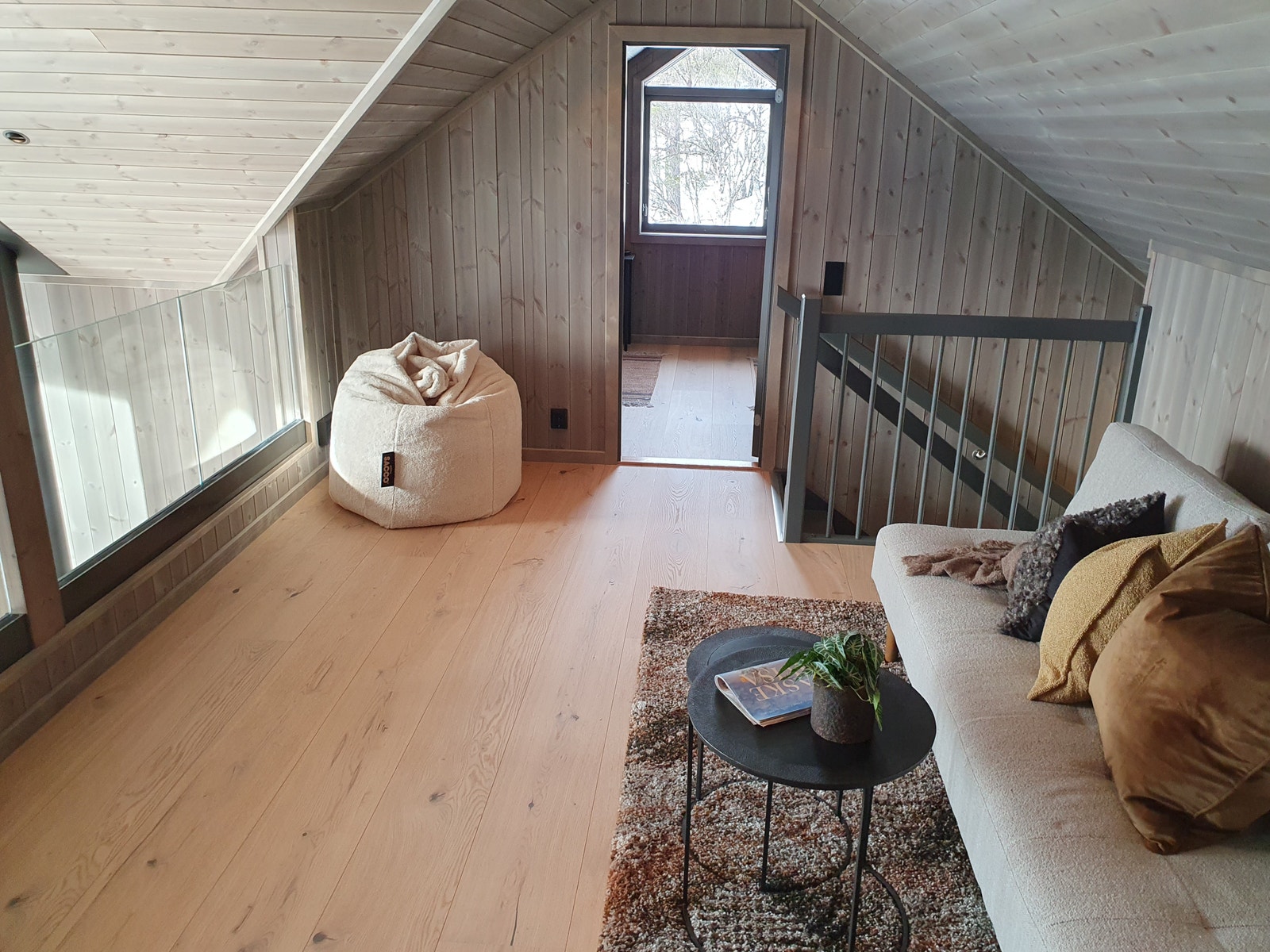 Loftstue mot andre soverom. Galleribilde