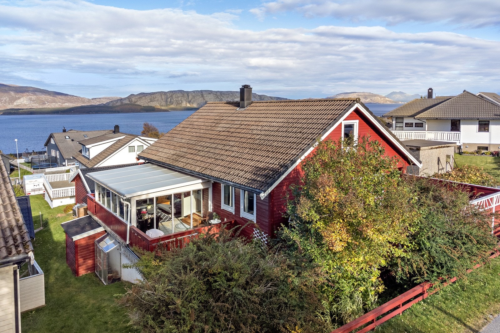 Boligen har to terrasser i 2. etg., der den ene er vendt mot sørvest. Her er det bygget en sommerstue med adkomst både fra hagen, stuen og balkongen på fremsiden av boligen Galleribilde