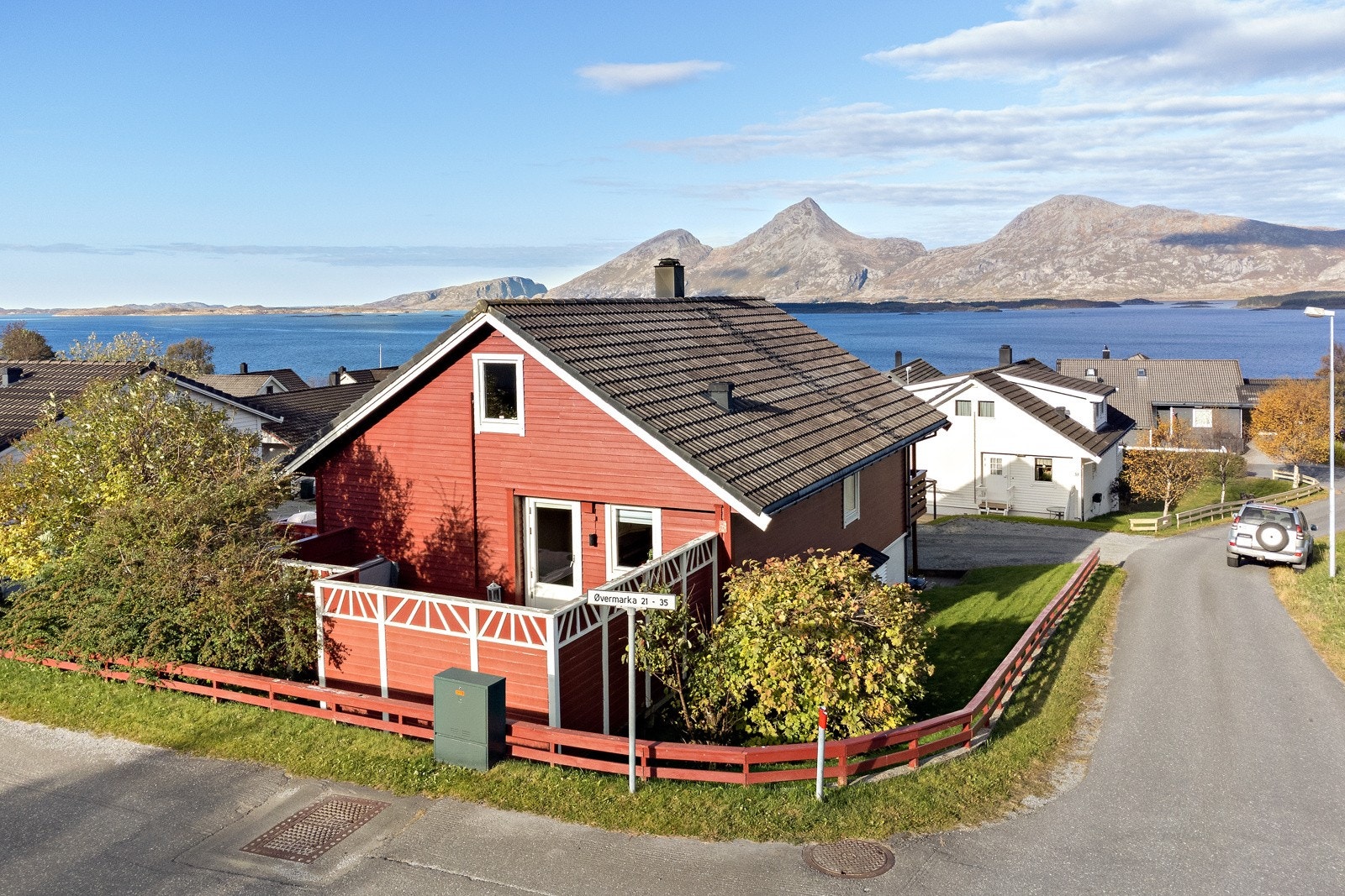 Sørøstvendt terrasse er godt skjermet for innsyn. Adkomst fra gangen i 2. etg. Galleribilde