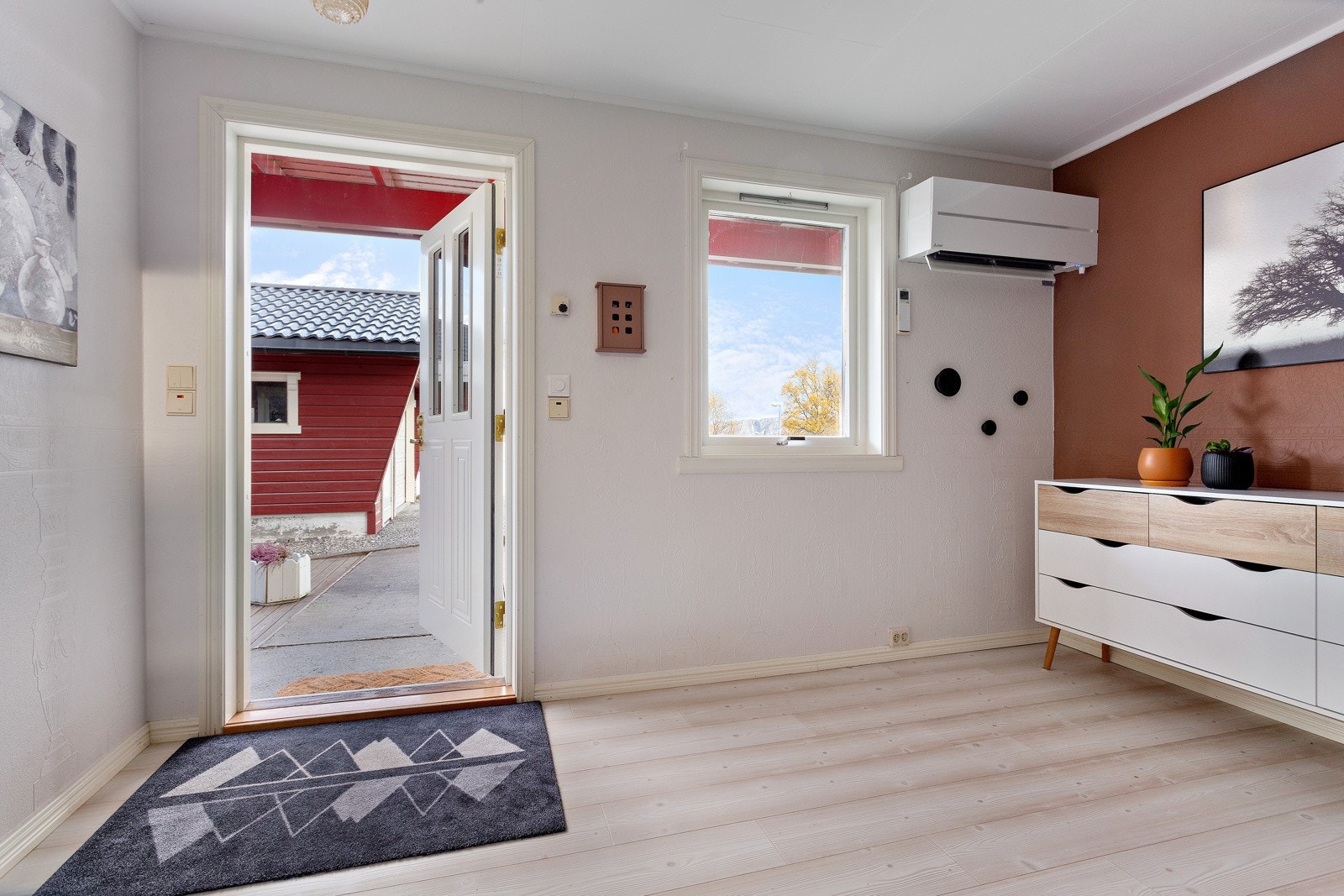 Velkommen inn! Hoveddør fra 2019. Galleribilde