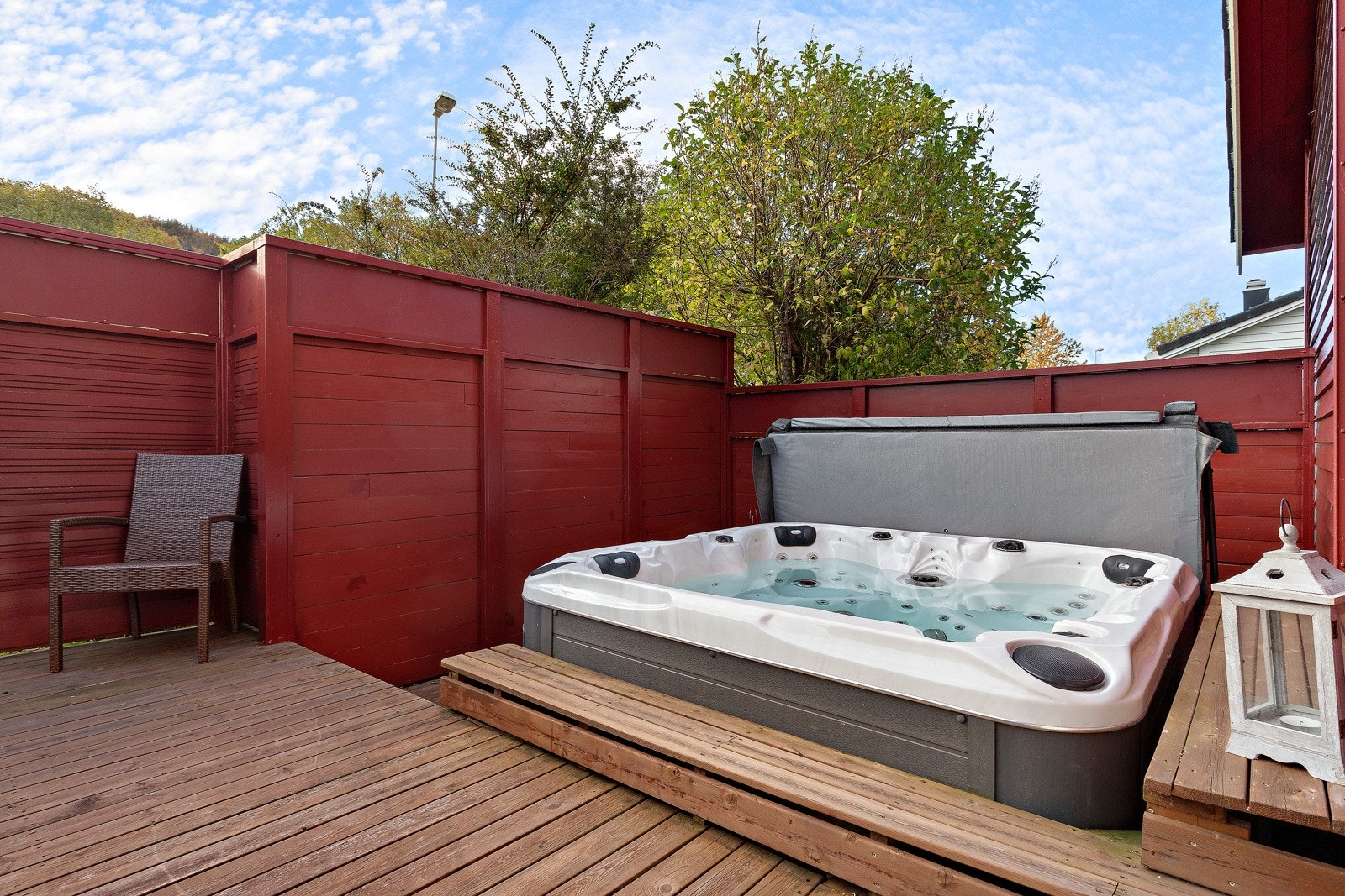 Det er etablert en jacuzzi på terrassen for ca. 2,5 år siden. Denne har høytaler, lys og plass til 5 personer. Nytt lokk i 2022. Praktisk med kort vei til baderommet inne i boligen Galleribilde