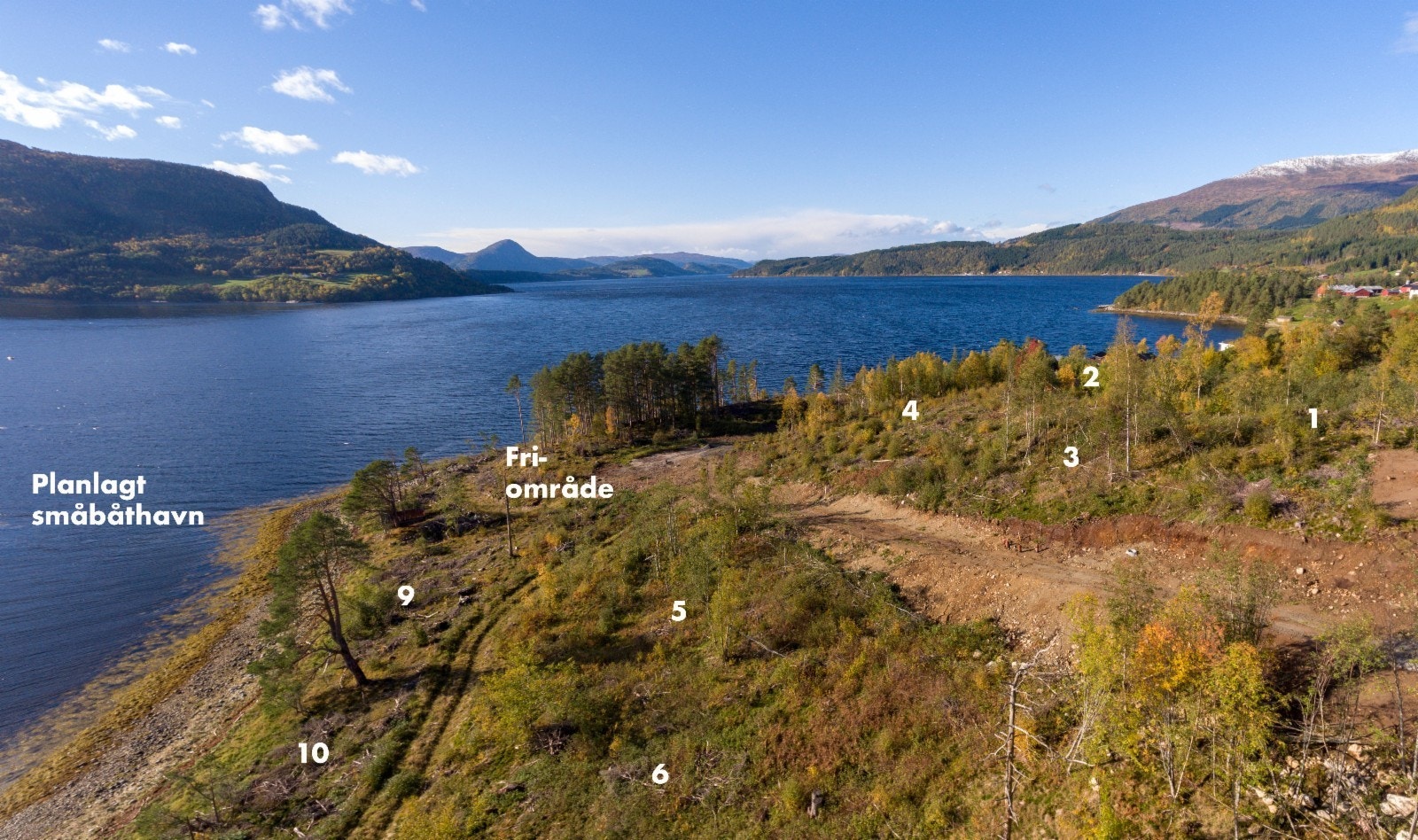 Her mot vest med fjordnære tomter nede til venstre og tomter på høyde til høyre i bilde Galleribilde