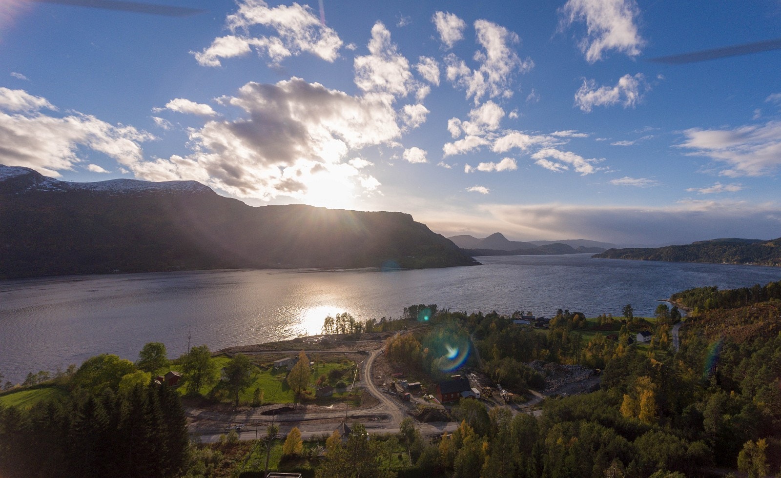 Øygarden Nordvik har en unik kombinasjon av nærhet til fjord og fjell med sin beliggenhet tett på Todalsfjorden ved foten av Trollheimen Galleribilde