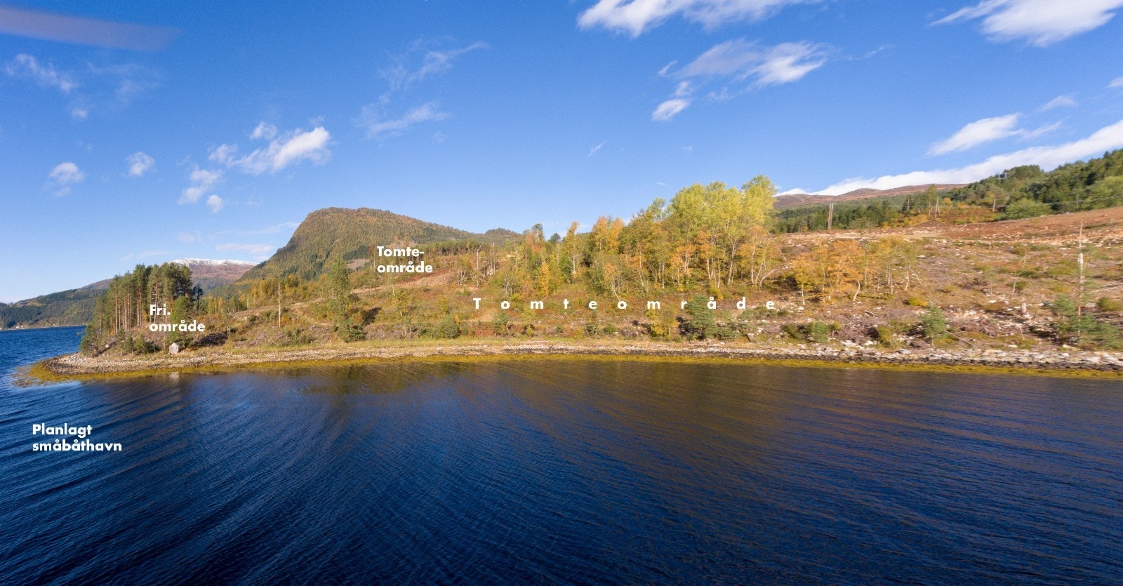 Fortsatt mot nord med tomteområde på høyde til venstre og mer fjordnære tomter rett frem Galleribilde